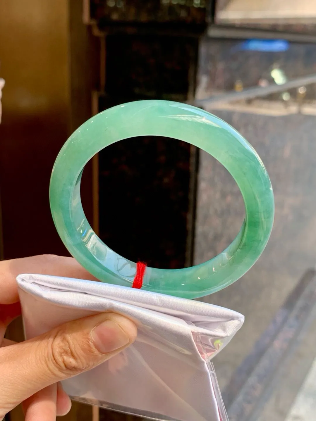 冰绿正圈
57.2-12.3-9.3（57.5-58都可戴）
质地冰透水润，色种共存，颜色化的很