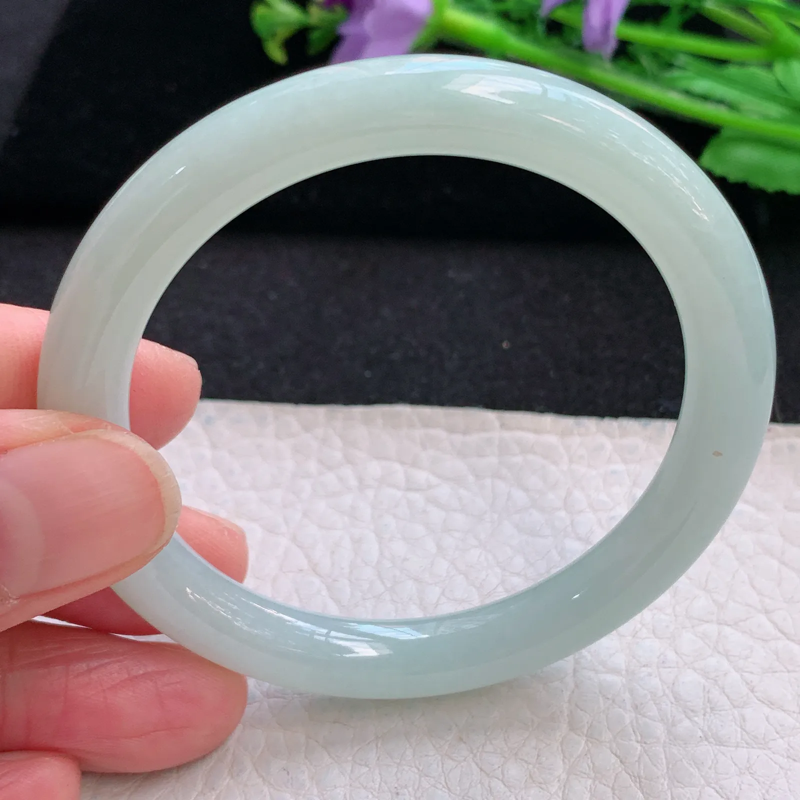 n小圈口52*8叮当镯 天然缅甸翡翠浅绿清爽水灵圆条玉手镯 美人镯