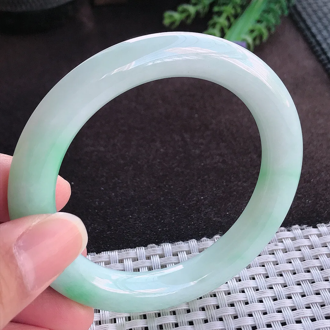 天然a货翡翠56/10.2/10.6老坑精美温润飘阳绿圆条手镯玉手镯