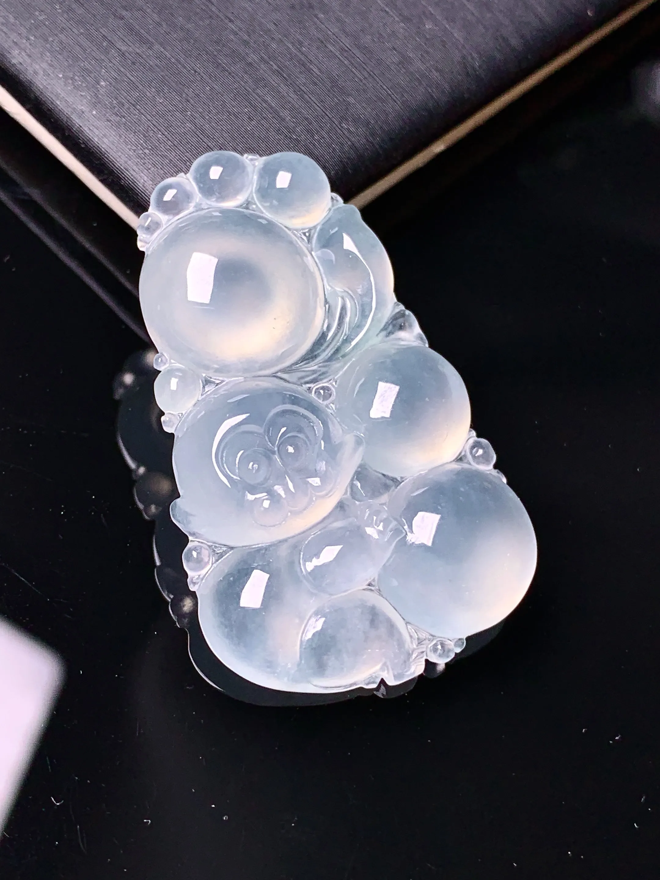 冰种灵猴献寿吊坠 玉质细腻 色泽清新艳丽 整体尺寸36.2*22.6*6