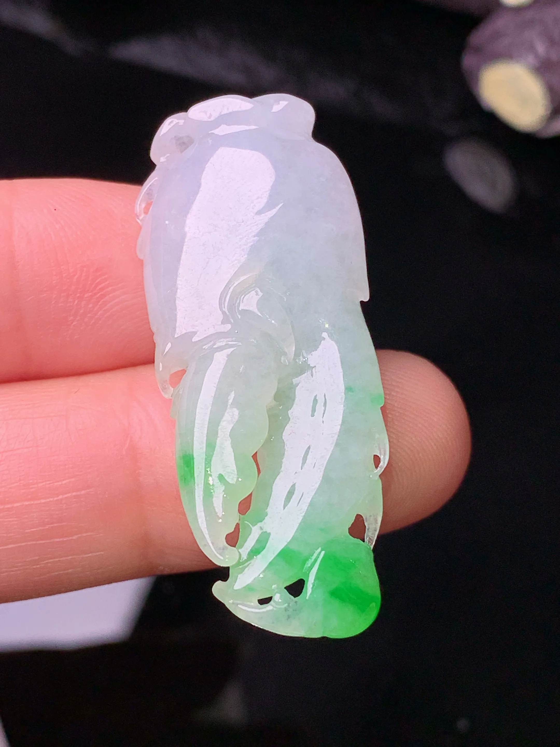 飘绿蟹钳吊坠 玉质细腻 色泽清新艳丽 整体尺寸37.8*15.2*10