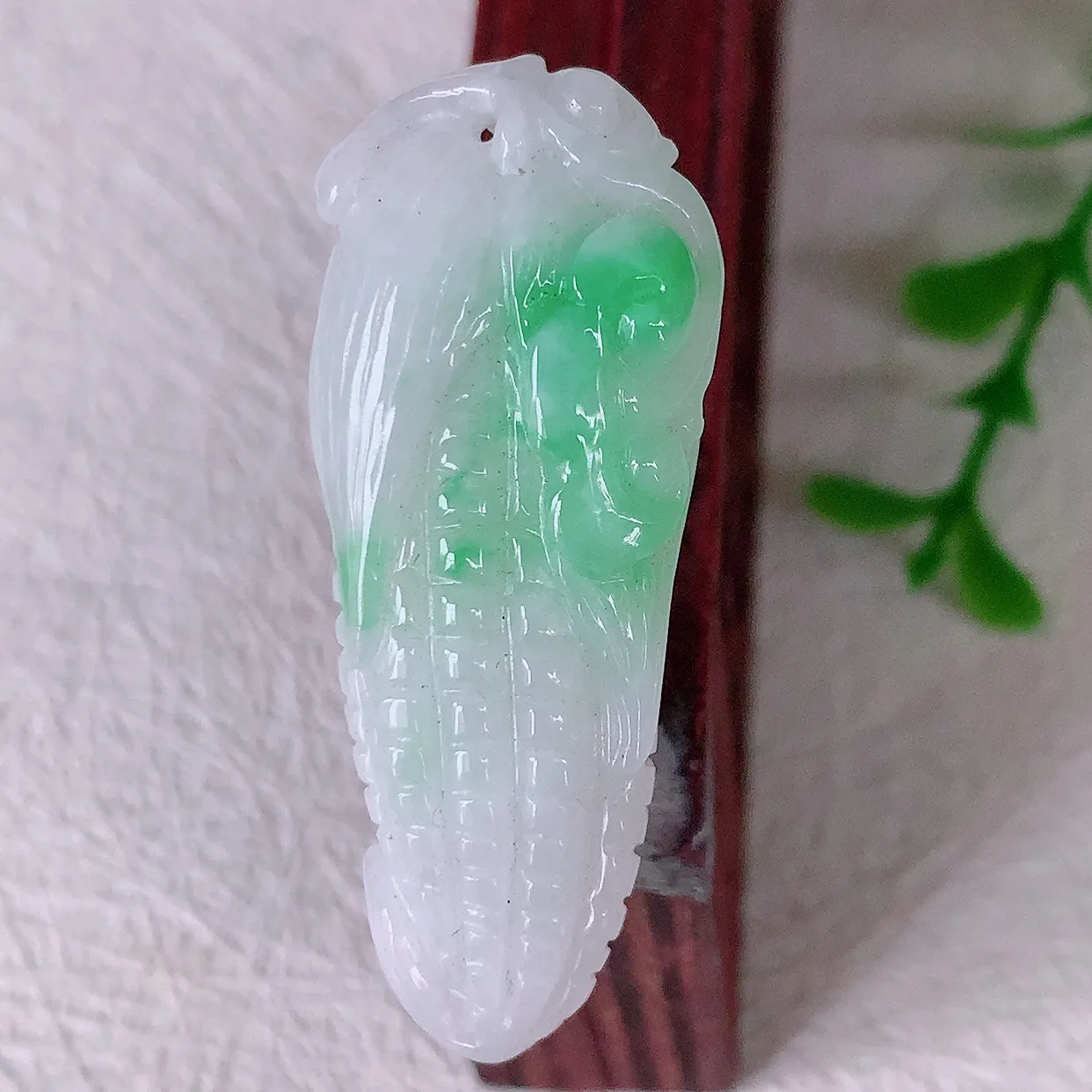 自然光实拍，多子多福玉米飘绿翡翠吊坠，种老水足，雕工精湛 ，寓意美好，佩戴时尚出众！#57.17