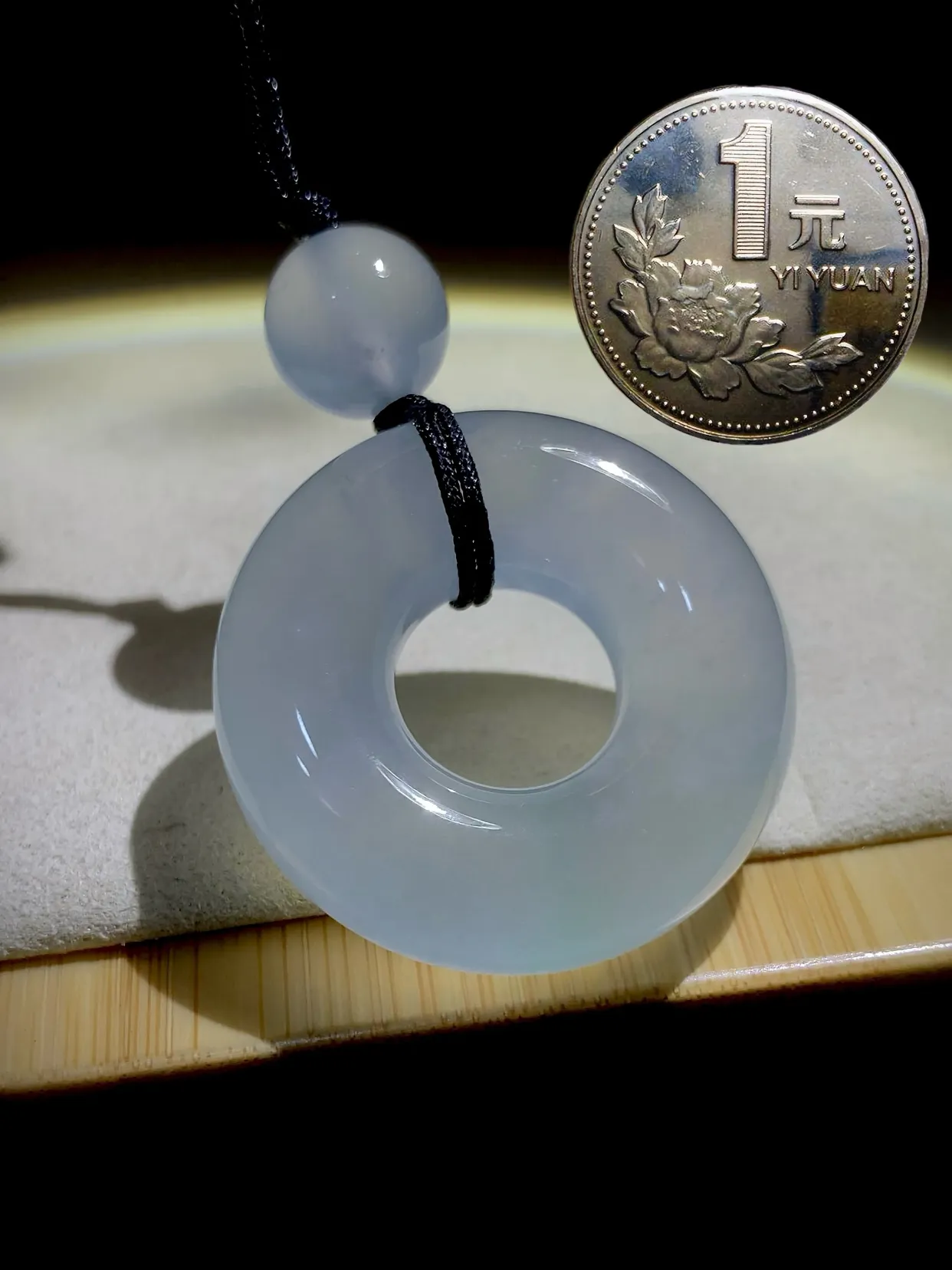 白冰扣子平安扣，34.2-10.5mm，
珠子直径11.5mm，