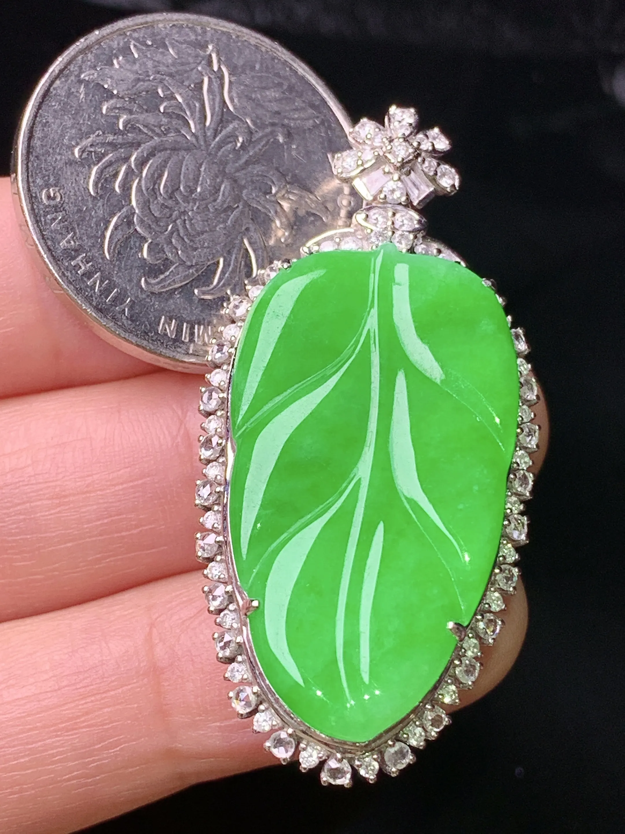 18k金钻镶嵌满绿树叶吊坠 玉质细腻 色泽清新 艳丽 整体尺寸44.2*21.5*9.3
