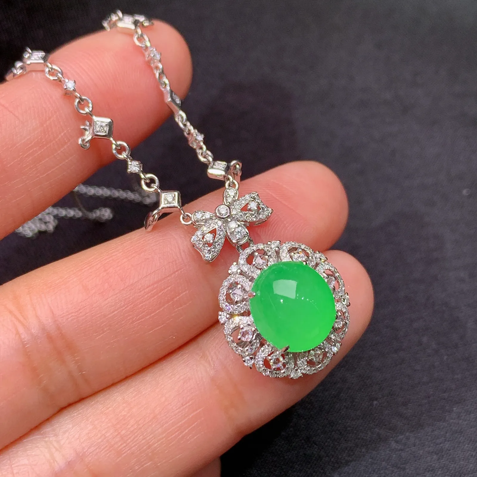 冰阳绿蛋面锁骨链，18k金镶嵌，款式精美，冰润色阳，种水足 裸石9.8*9.1*5