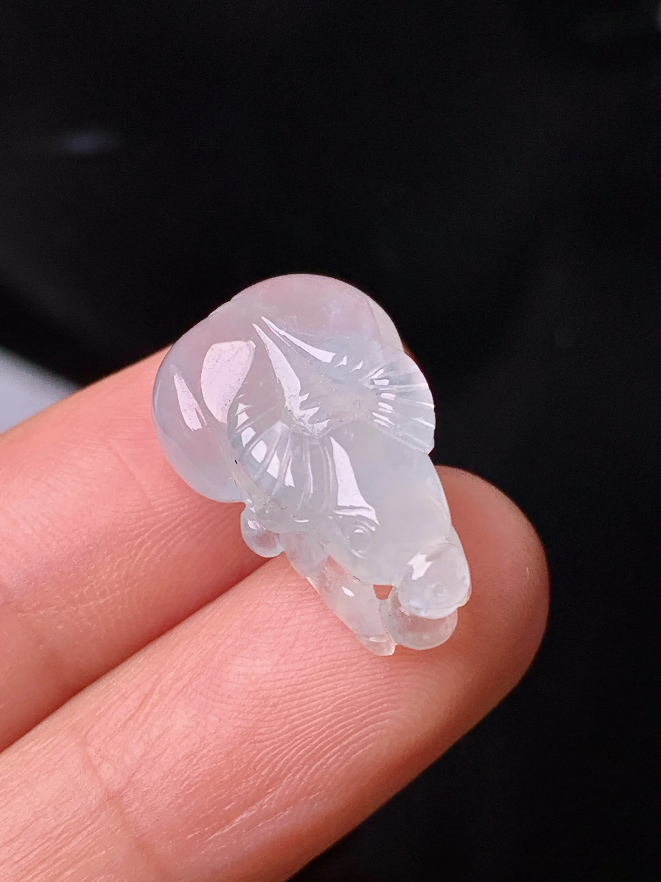 冰种生肖牛吊坠 玉质细腻 色泽清新艳丽 整体尺寸19.8*13*7.6