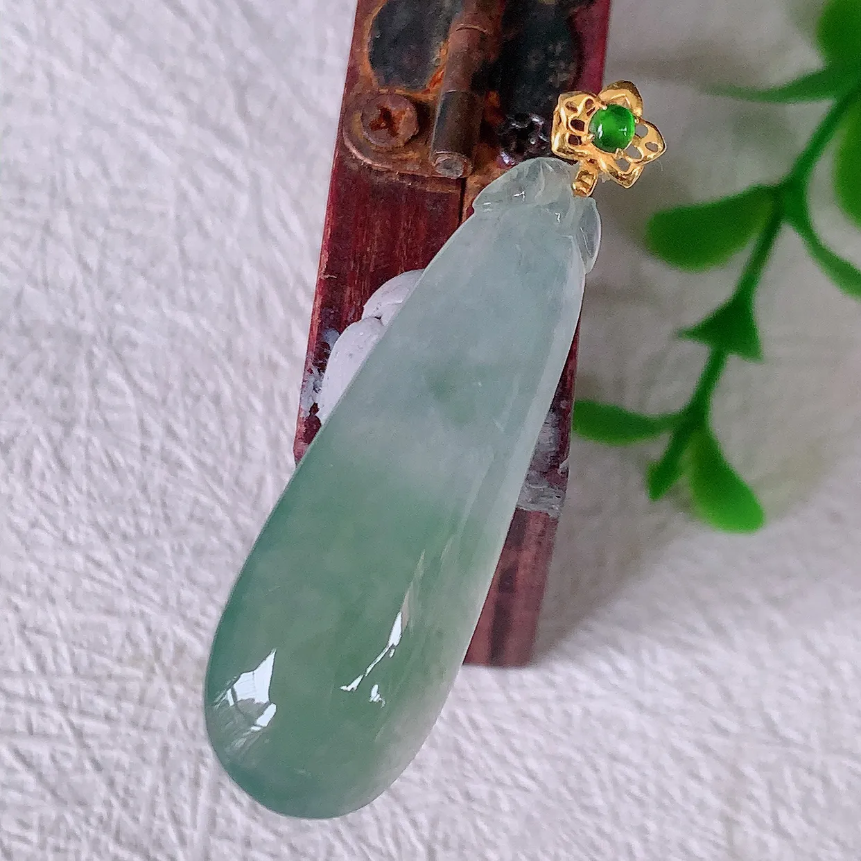 18K金镶嵌冰种飘花翡翠招财福瓜吊坠，精美饱满福瓜，种水足，形态圆润饱满，福相十足 ！#12.17