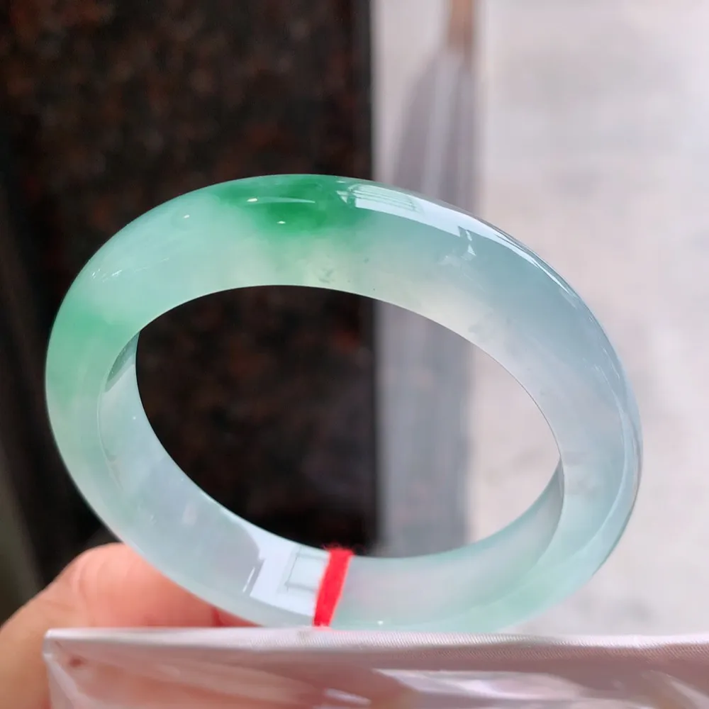 正圈冰玻绿 微棉絮不影响 无纹裂 尺寸:51.1/11.7/8.2 种色俱佳 