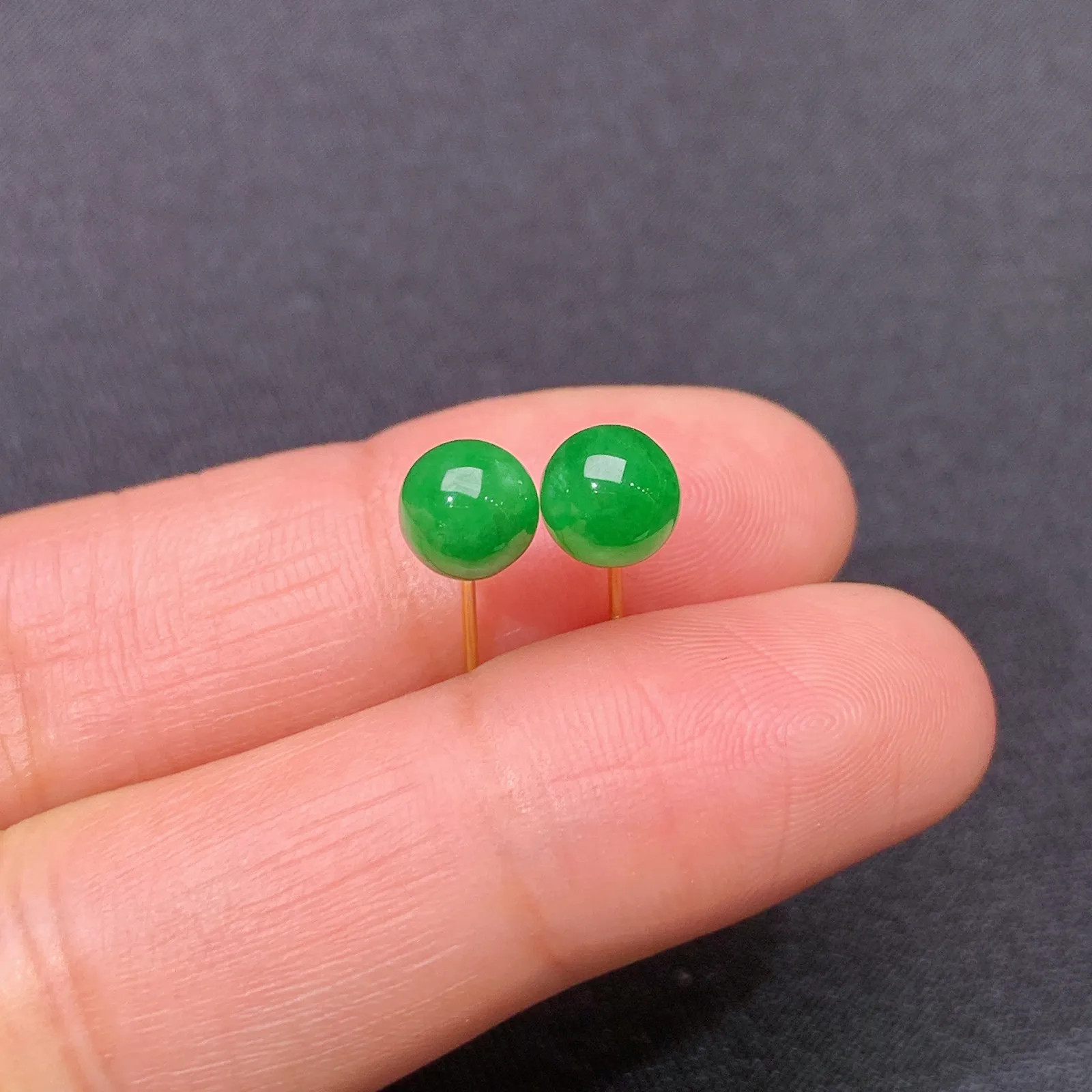 阳绿圆珠耳钉，18k金镶嵌，简约时尚，冰润色阳，种水足 直径5.7