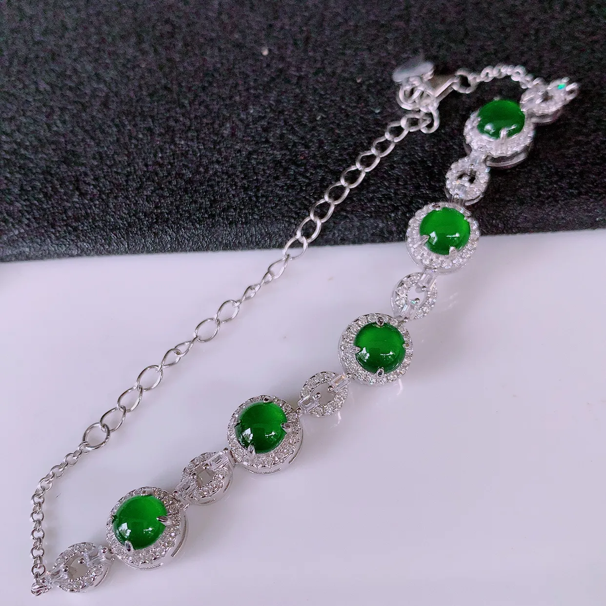 冰透满绿翡翠925银镶嵌手链，自然光实拍，翠色灵动，颜色漂亮，种老水足，品相佳，佩戴佳品！#97.17取一整体8*8*5.8裸石5.5*5.5