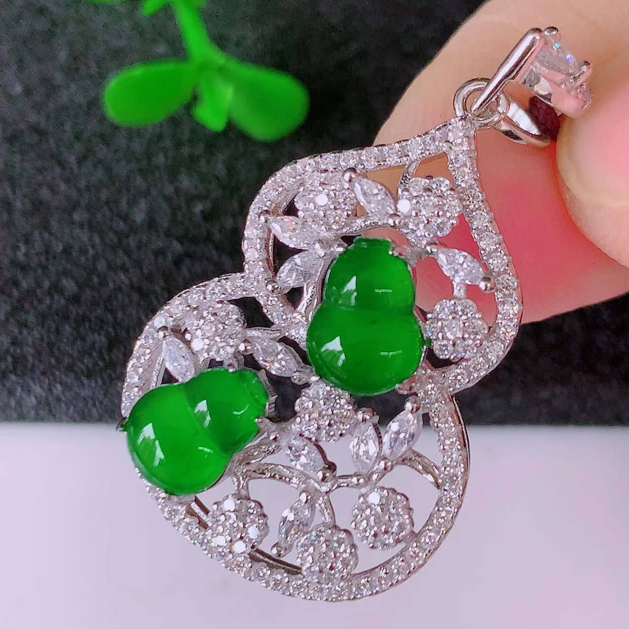 冰透满绿翡翠925银镶嵌葫芦吊坠，自然光实拍，翠色灵动，颜色漂亮，种老水足，品相佳，佩戴佳品！#97
