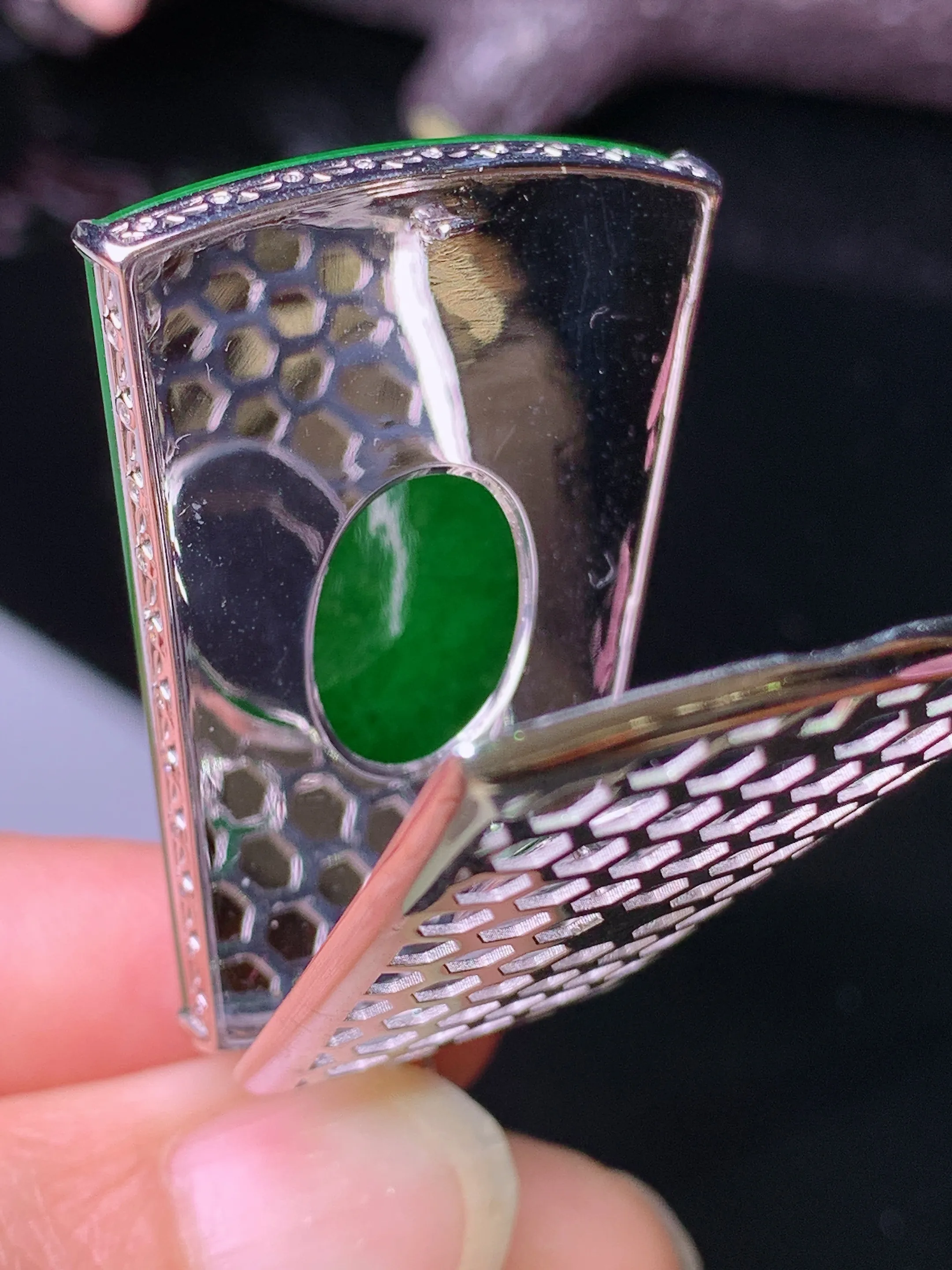 18k金钻镶嵌满绿无事牌吊坠 玉质细腻 色泽清新艳丽 整体尺寸47.3*26.5*6.8