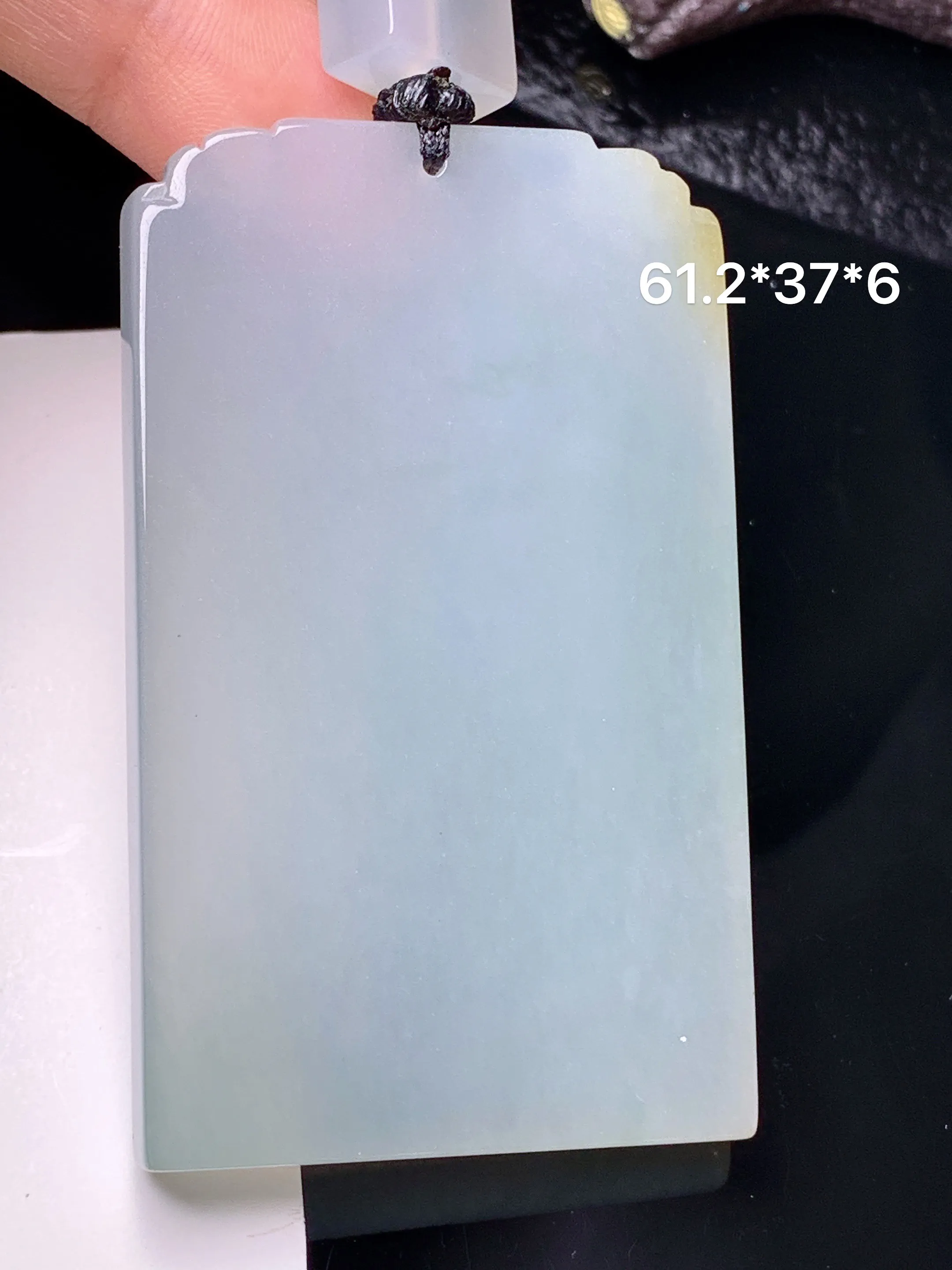 无事牌吊坠 玉质细腻 色泽清新艳丽 整体尺寸61.2*37*6