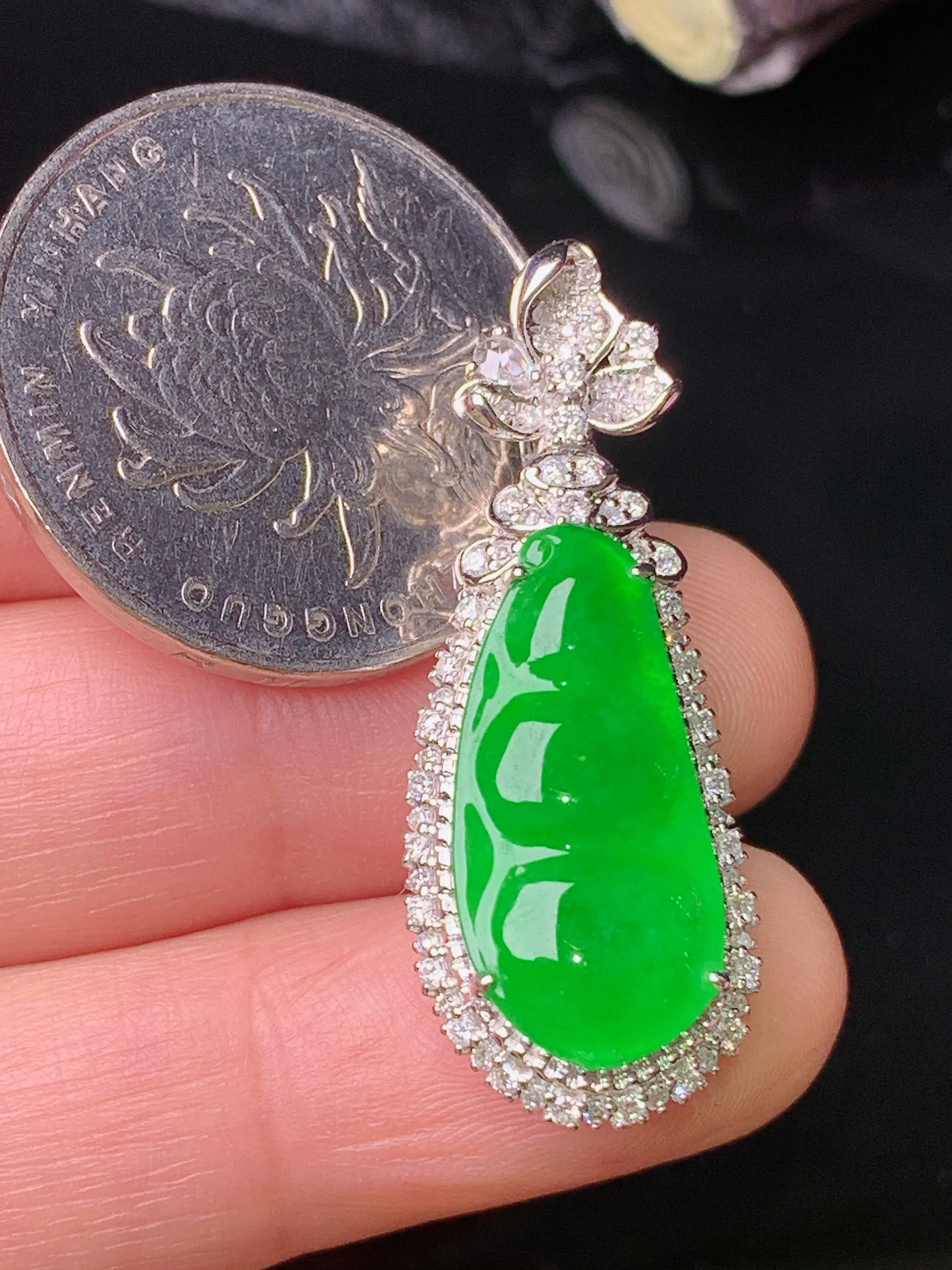 18k金钻镶嵌满绿四季豆吊坠 玉质细腻 色泽清新艳丽 整体尺寸34.3*13.2*10