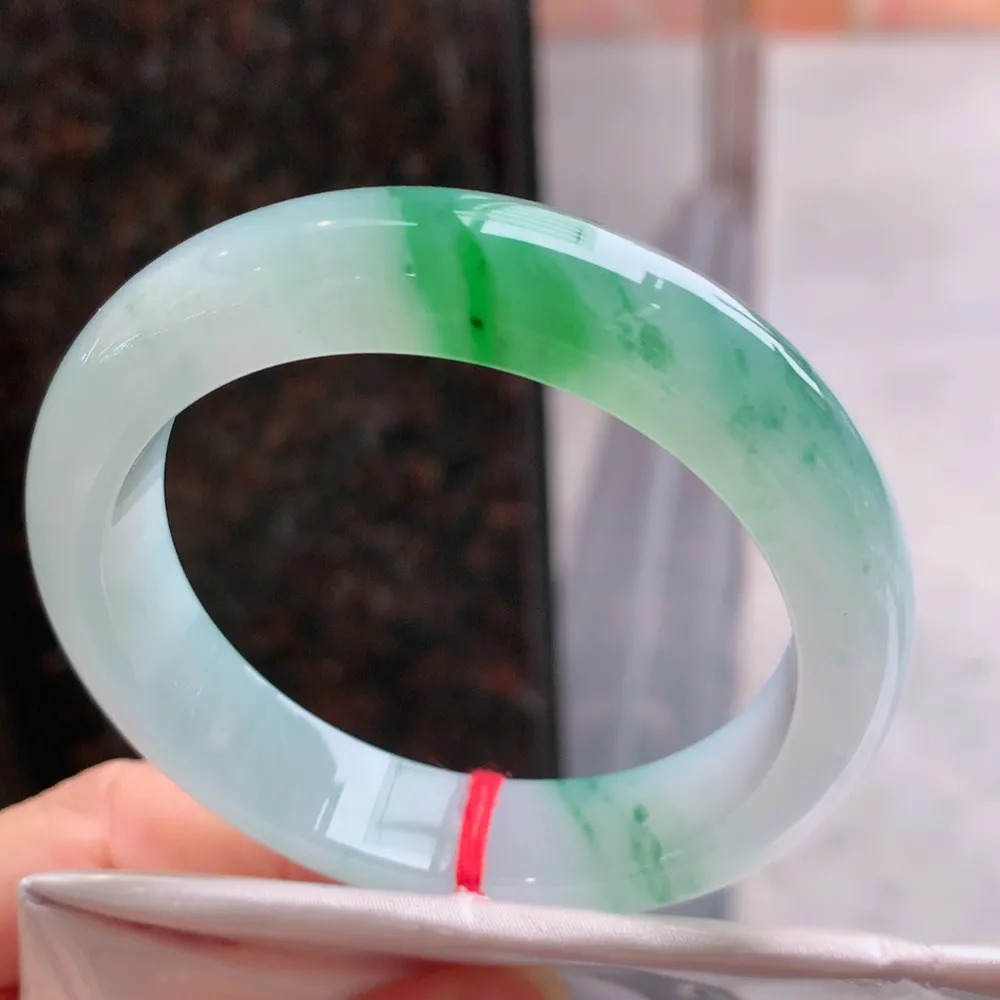 正圈高冰飘绿 无瑕 尺寸:55.7/12.8/8.8 种色俱佳