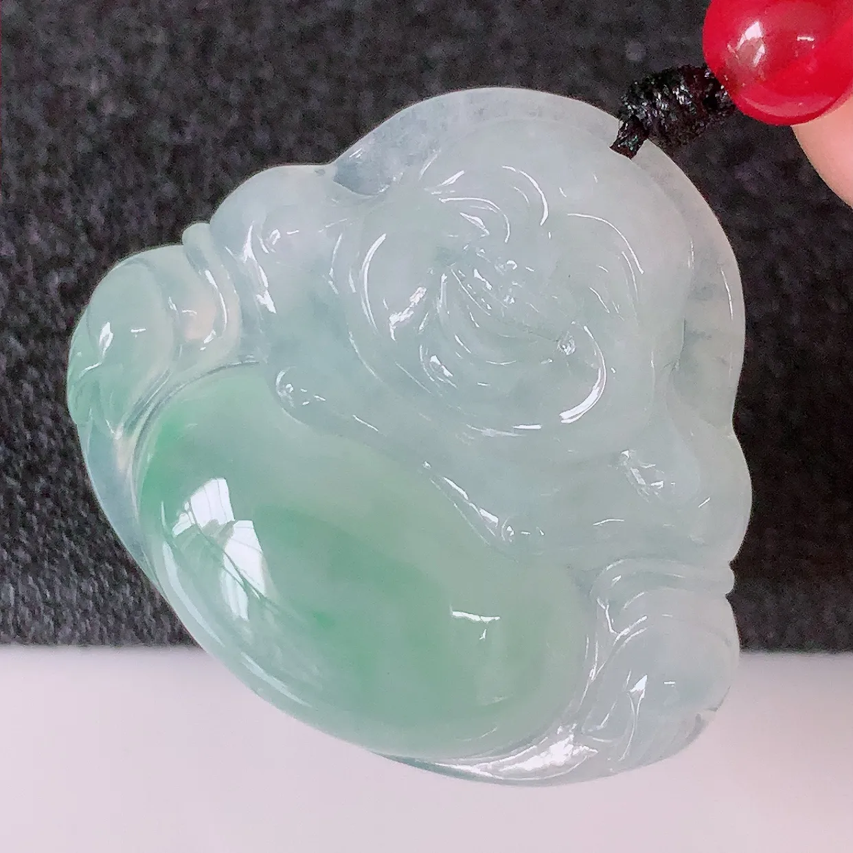 自然光实拍，冰种飘花翡翠佛公，水灵起胶，翠色迷人，佛公在心中，一生平安，饱满圆润，开怀大笑佛公，配戴灵气十足！#46.17