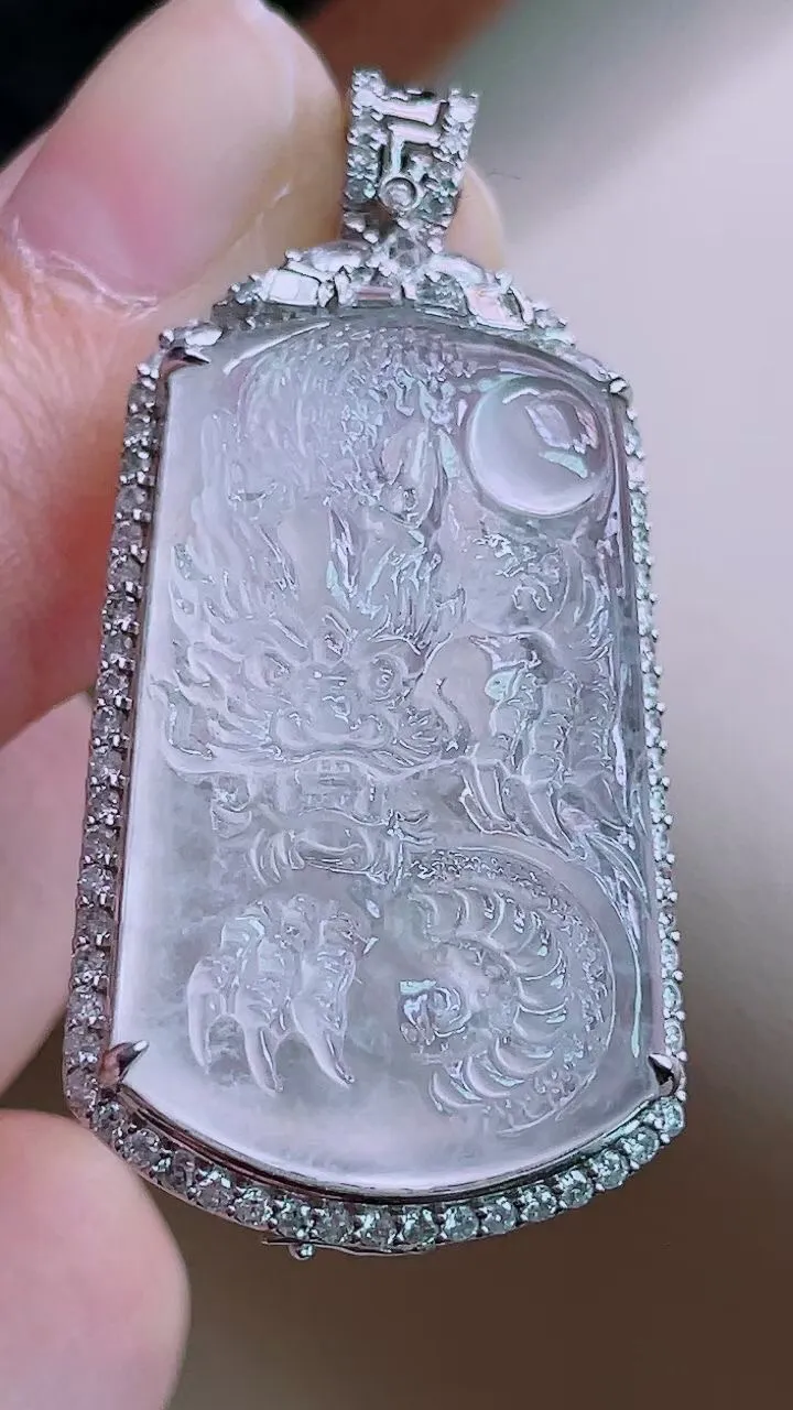 【翡翠名称】老坑种18K镶高冰龙牌吊坠
【翡翠尺寸】含金44/21.4/9.6mm
【翡翠描述】缅甸