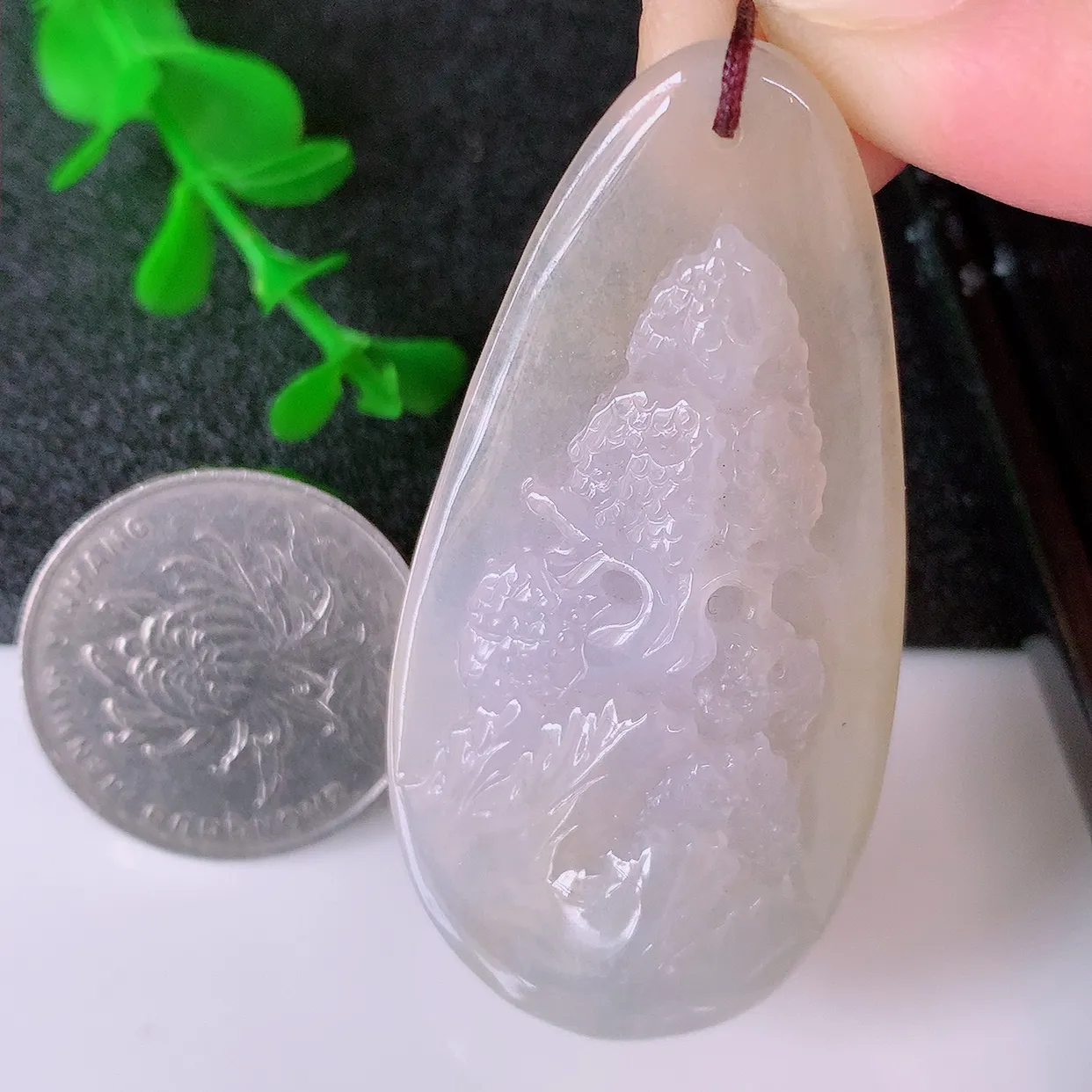 自然光实拍，冰黄翡翡翠山水牌吊坠，翡翠山水，立体生动形象，山水素材布局合理，意境感佳，佩戴上身效果更高贵 #60.17