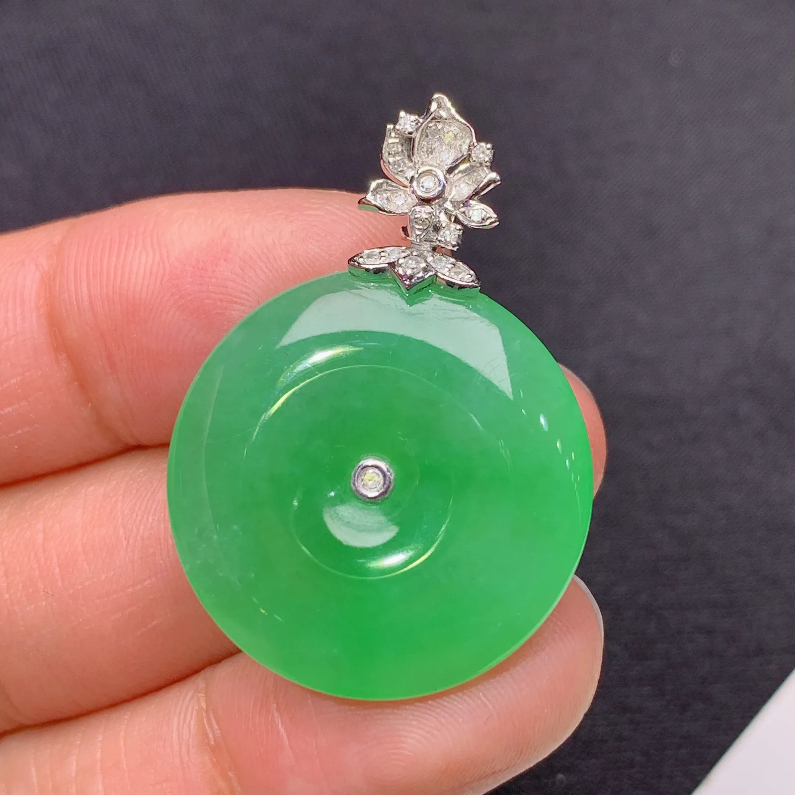 浅阳绿平安扣吊坠，18k金镶嵌，色泽鲜阳，冰润细腻，种水足 Ax 尺寸33*23.6*5.2