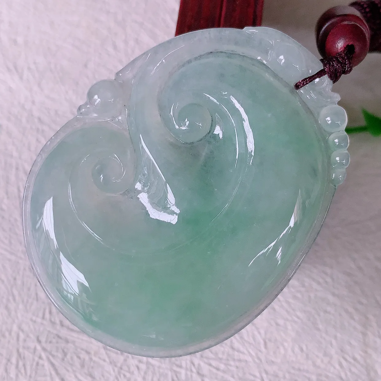 自然光实拍，大件饱满冰种飘绿翡翠如意吊坠，玉坠百搭又精致，寓意着吉祥，事事如意！#46.17