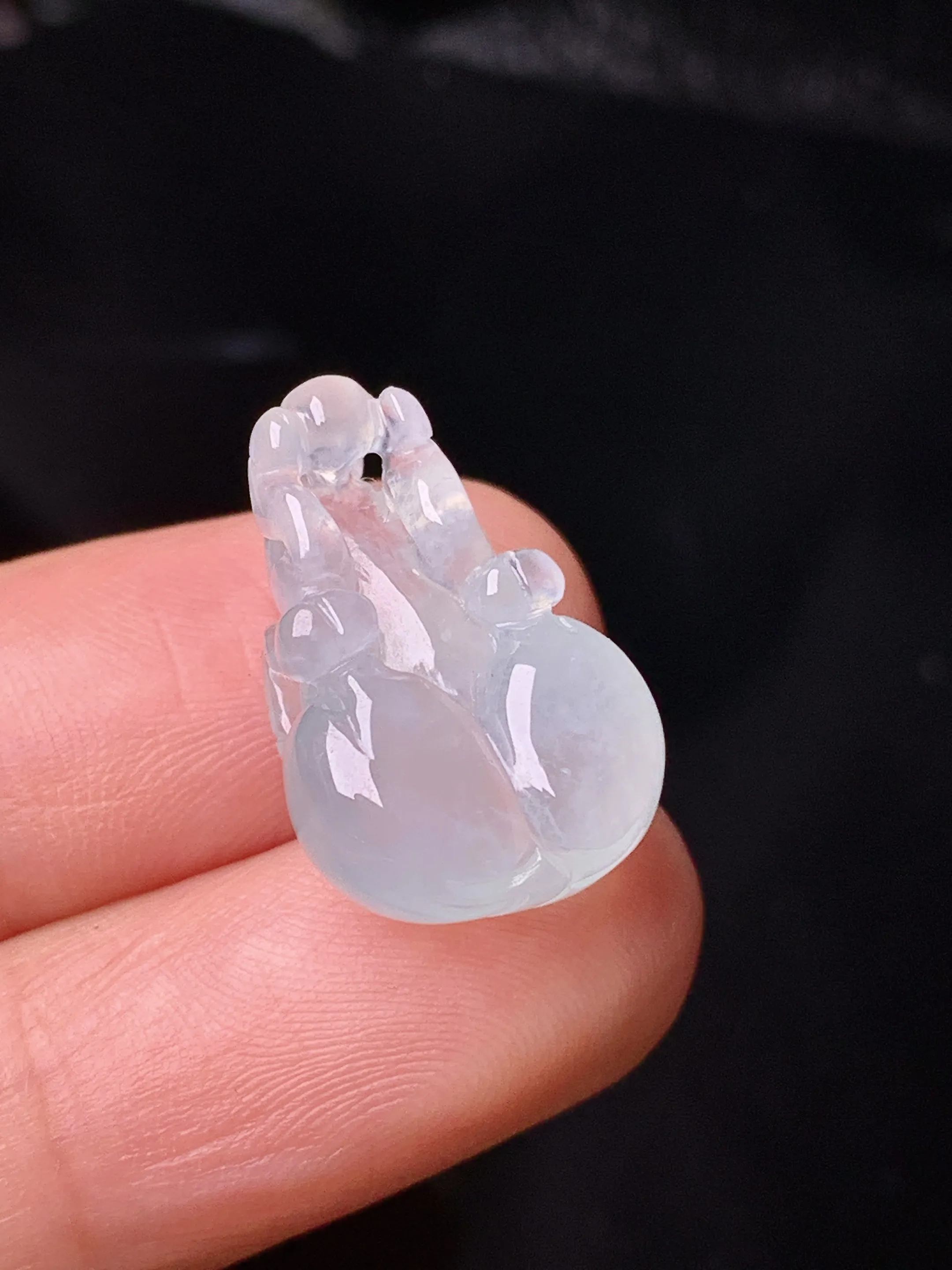 冰种生肖牛吊坠 玉质细腻 色泽清新艳丽 整体尺寸19.8*13*7.6