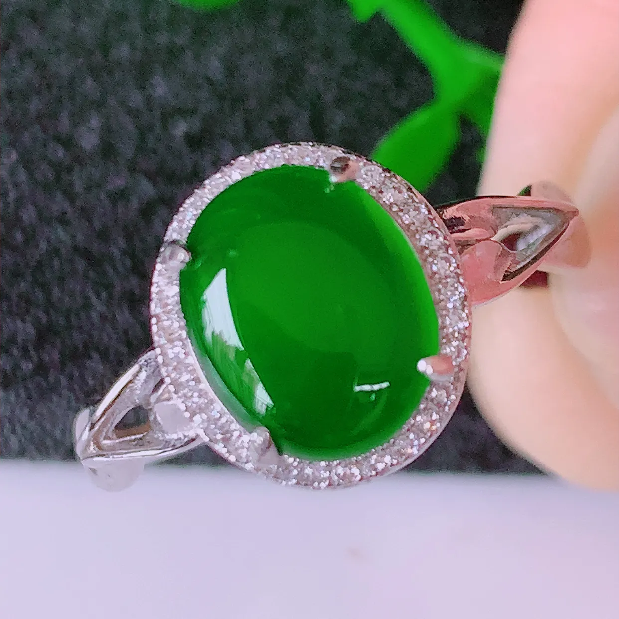 冰透满绿翡翠925银镶嵌戒指，自然光实拍，翠色灵动，颜色漂亮，种老水足，品相佳，佩戴佳品！#97.17（圈口可调大小）整体25*18*5.8裸石10*8