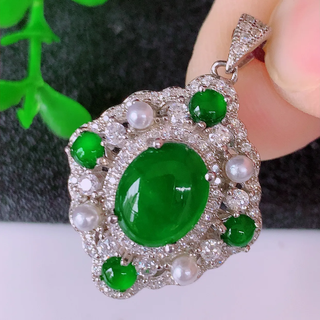 冰透满绿翡翠925银镶嵌吊坠，自然光实拍，翠色灵动，颜色漂亮，种老水足，品相佳，佩戴佳品！#97.17整体29.5*20.5*9裸石 10*8