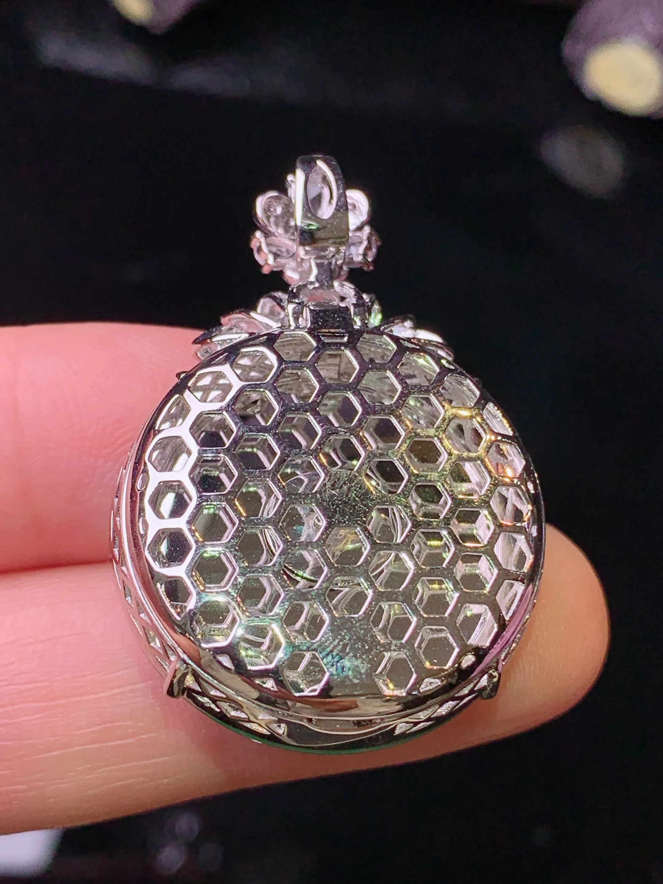 18k金钻镶嵌翠绿平安扣吊坠 玉质细腻 色泽清新艳丽 整体尺寸36*24.2*9.5