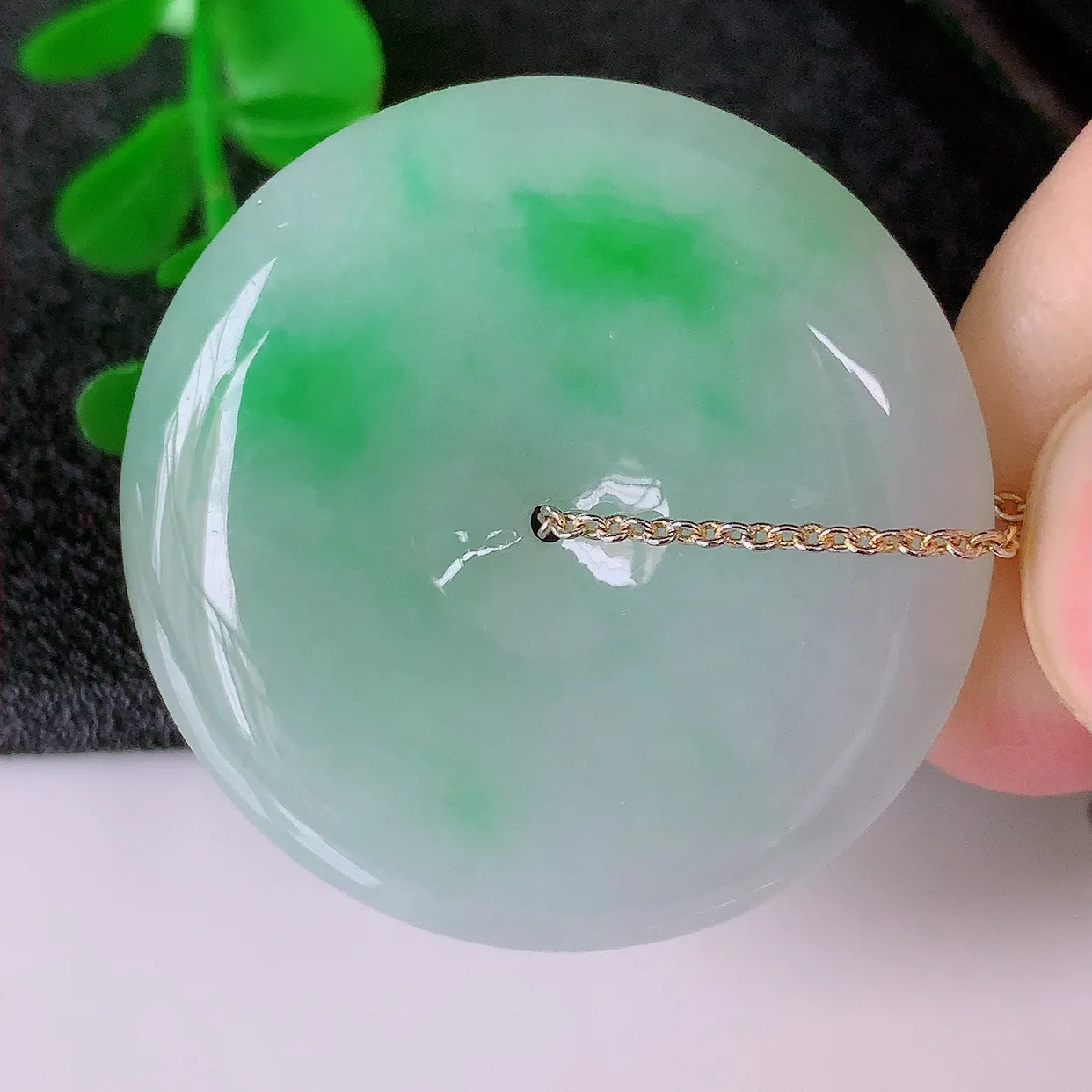 自然光实拍，水润飘阳绿翡翠平安扣吊坠，品相佳，美感十足，寓意平平安安，平安扣佩戴精美时尚！#57.1