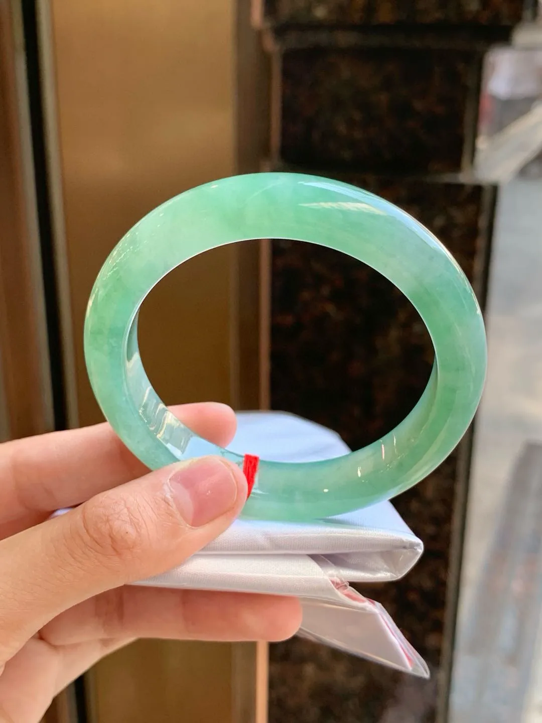 冰绿正圈
57.2-12.3-9.3（57.5-58都可戴）
质地冰透水润，色种共存，颜色化的很好，色泽饱满莹润，非常翠绿，意境感极好，宛如冰川绿水一般透亮，🫧实物看非常漂亮，青翠欲滴，上手温柔高贵