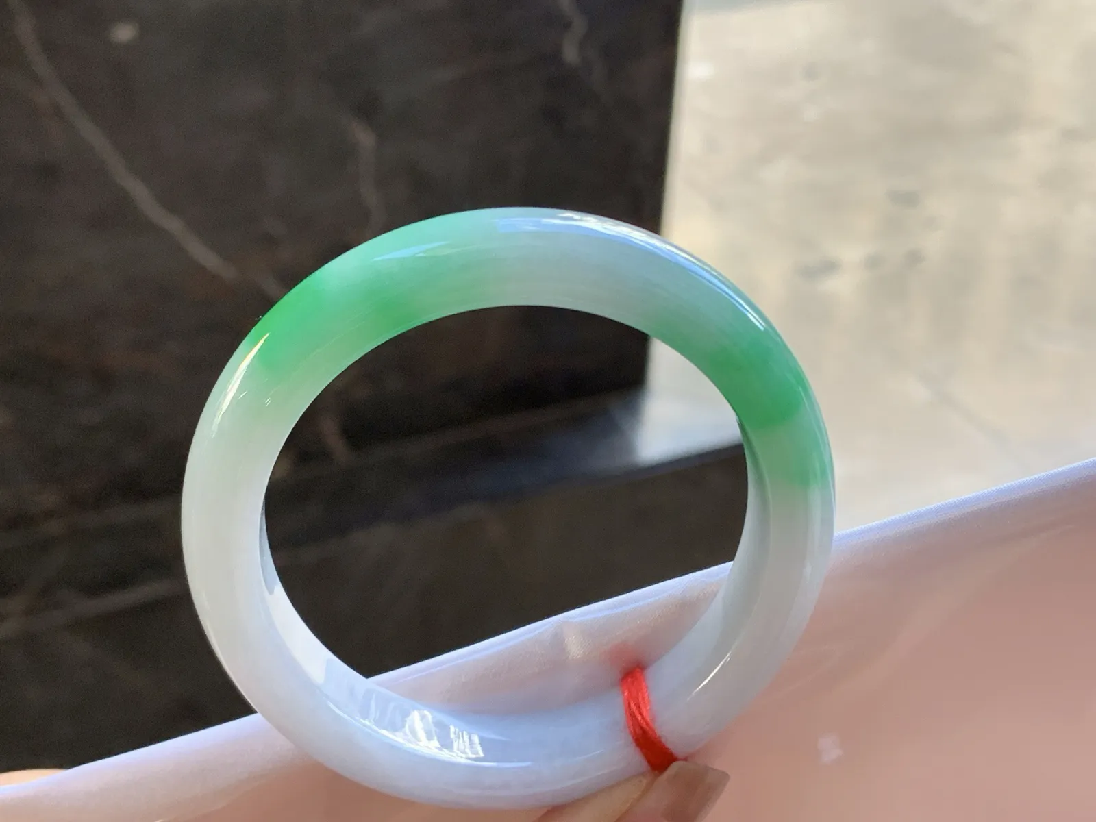 55-12.6-8.8

带色手镯^_^颜色阳玉质温润