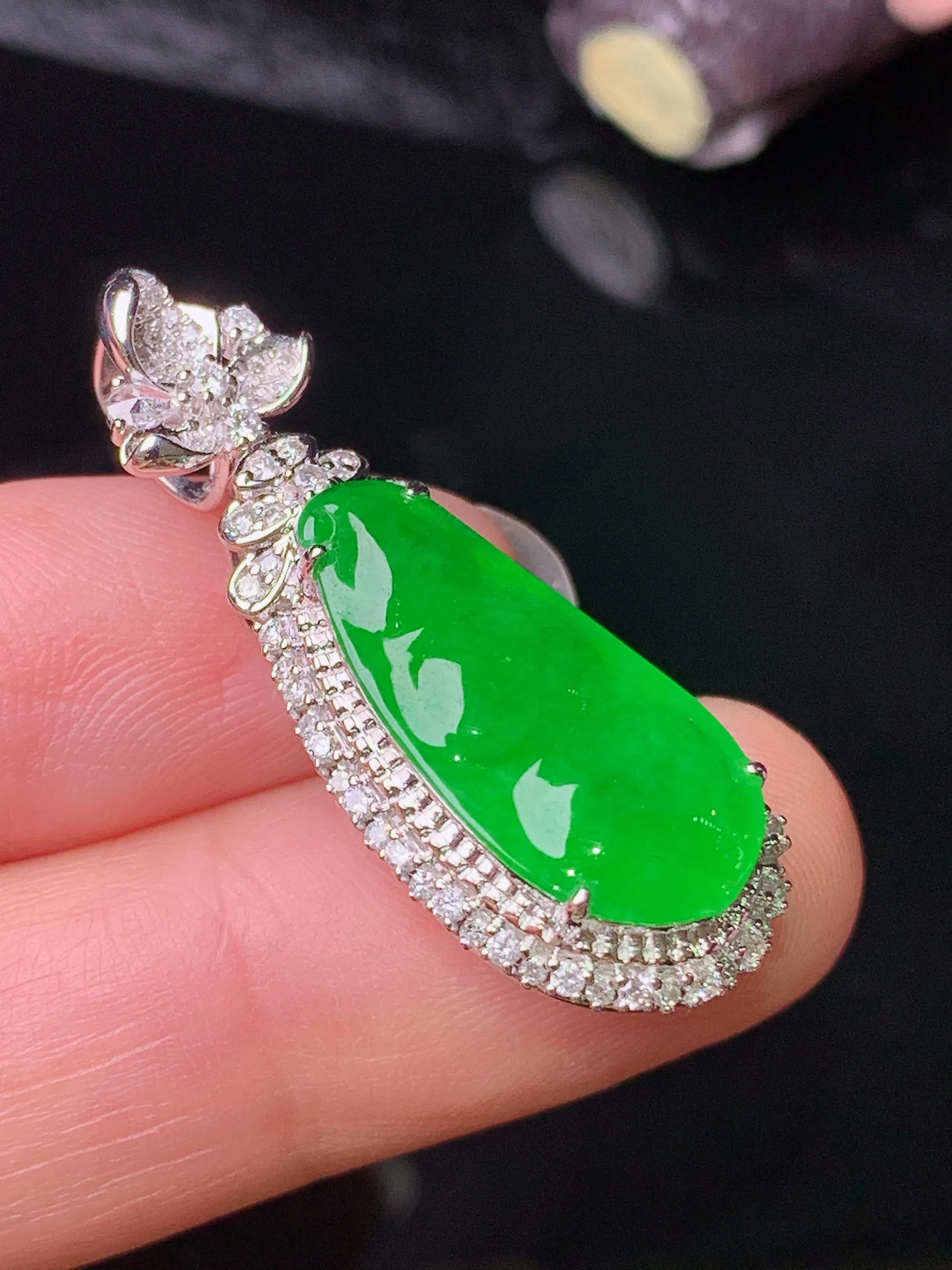 18k金钻镶嵌满绿四季豆吊坠 玉质细腻 色泽清新艳丽 整体尺寸34.3*13.2*10