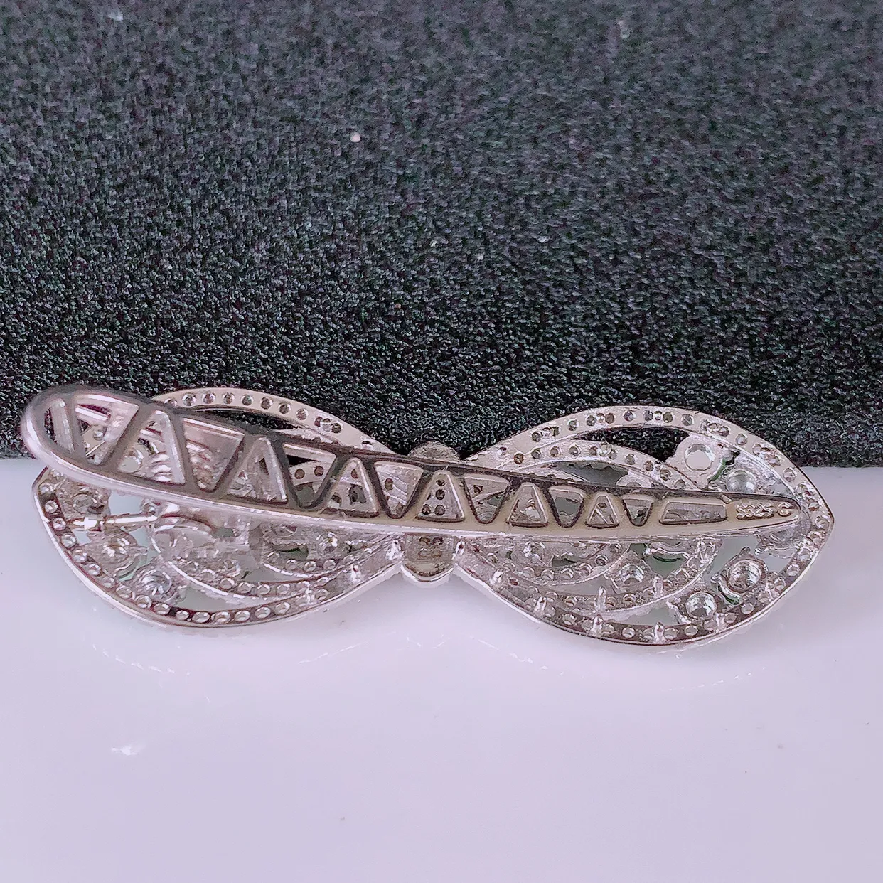 冰透满绿翡翠925银镶嵌胸针，自然光实拍，翠色灵动，颜色漂亮，种老水足，品相佳，佩戴佳品！#97.17整体48*16*12裸石2.8*2.8