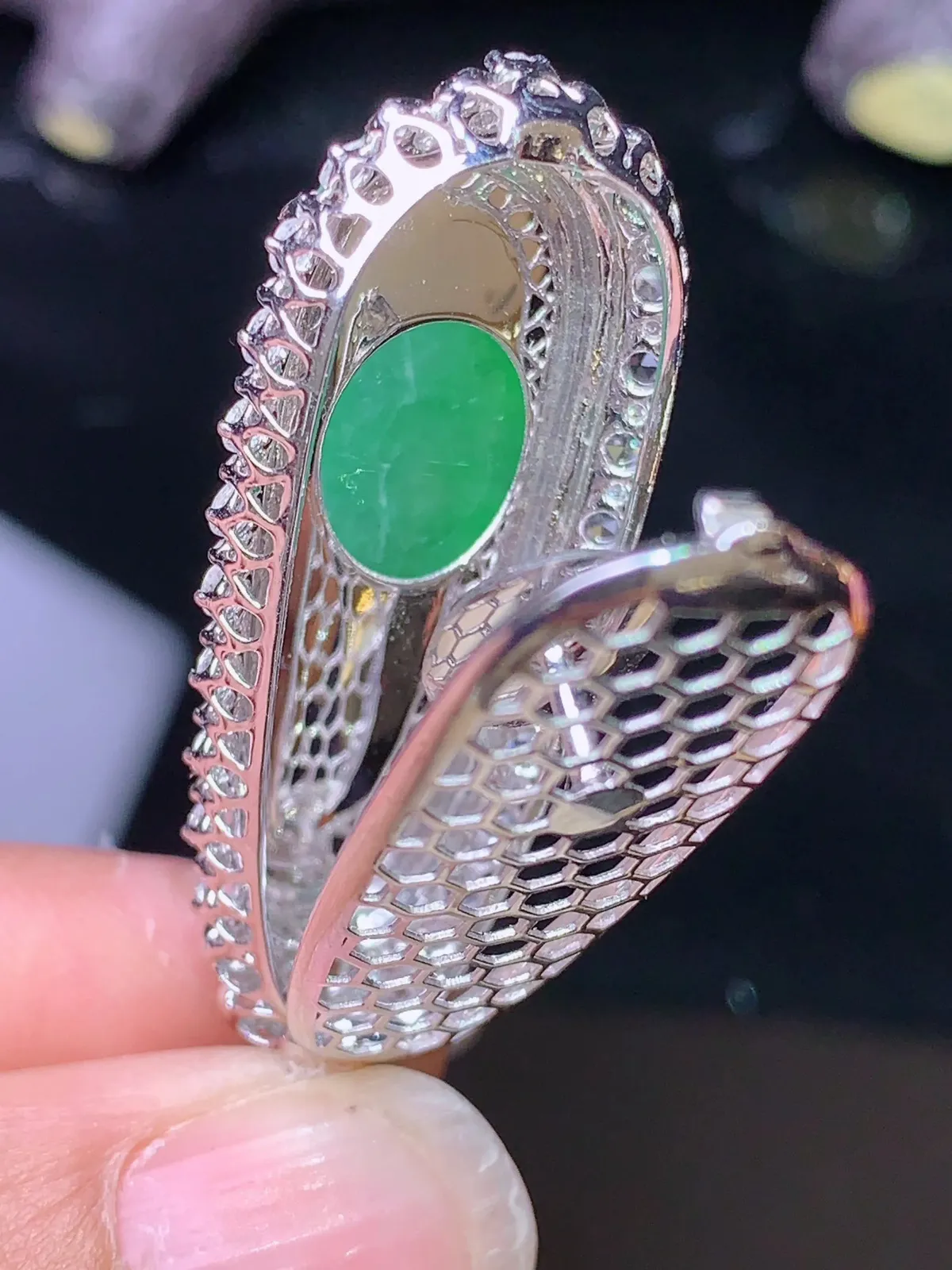 18k金钻镶嵌翠绿四季豆吊坠 玉质细腻 色泽清新艳丽  整体尺寸45.8*16.5*13