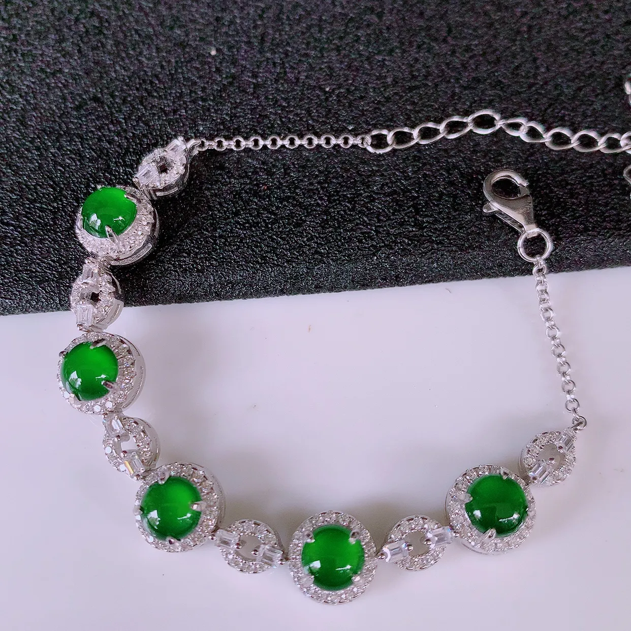 冰透满绿翡翠925银镶嵌手链，自然光实拍，翠色灵动，颜色漂亮，种老水足，品相佳，佩戴佳品！#97.17取一整体8*8*5.8裸石5.5*5.5