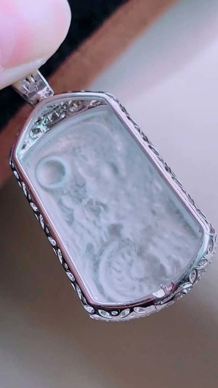 【翡翠名称】老坑种18K镶高冰龙牌吊坠
【翡翠尺寸】含金44/21.4/9.6mm
【翡翠描述】缅甸天然翡翠A货，种老水足，玉质细腻，色泽靓丽，性价比高，佩戴效果好！