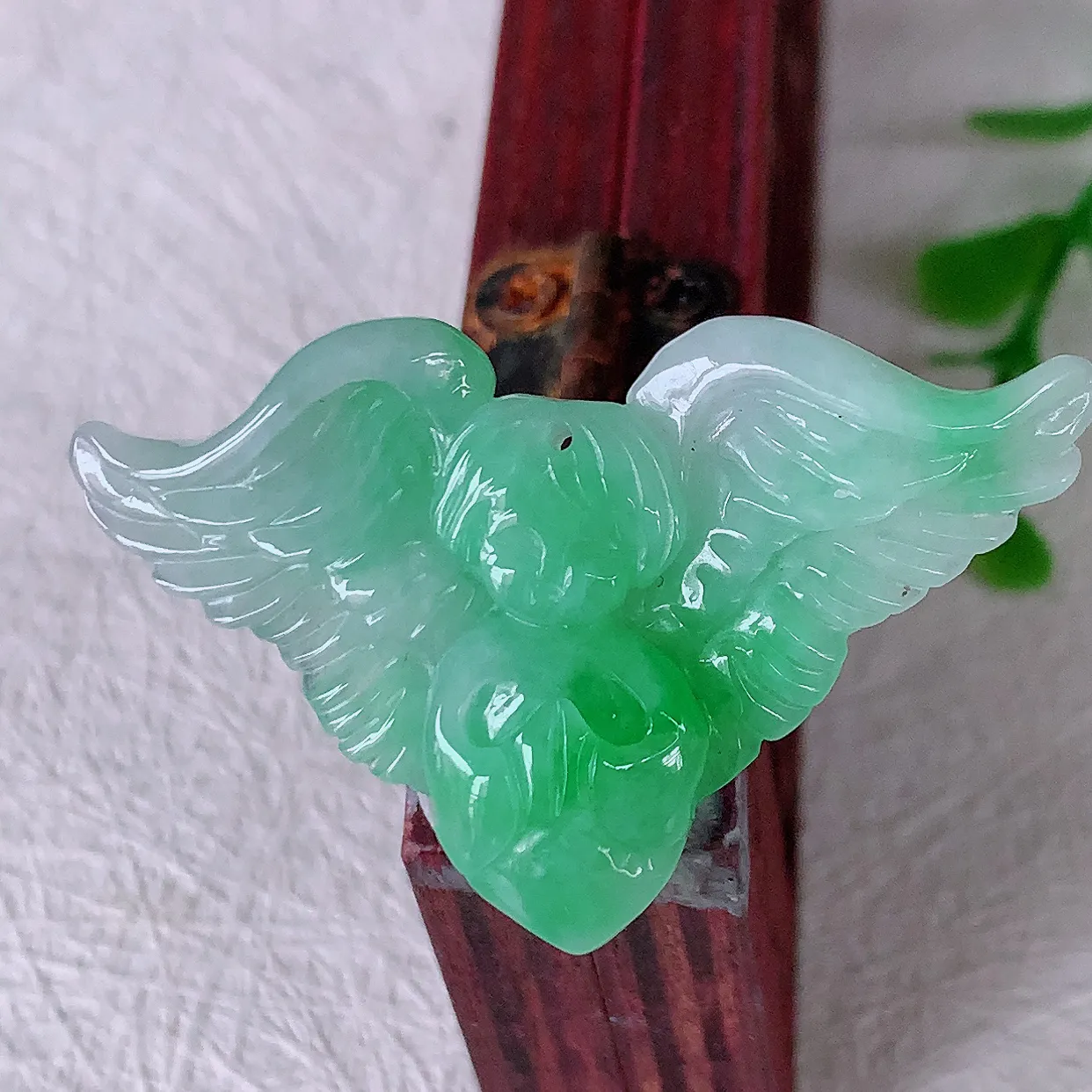 自然光实拍，水润飘绿翡翠天使吊坠，翠色灵动，玉质细腻，颜色漂亮，品相佳，佩戴佳品！#57.17