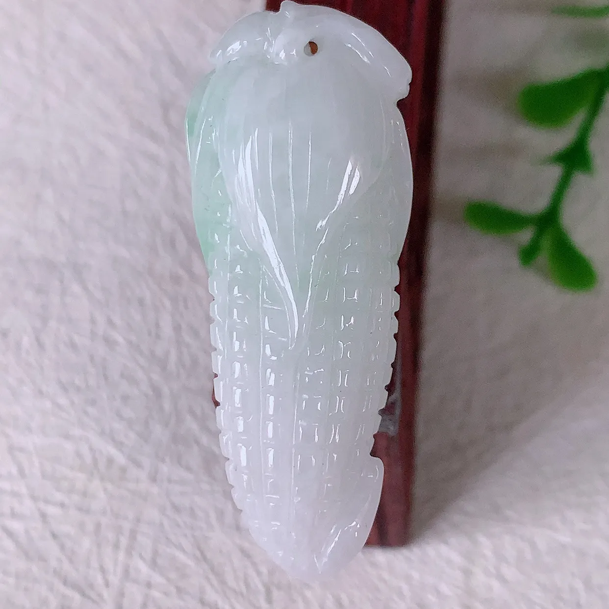 自然光实拍，多子多福玉米飘绿翡翠吊坠，种老水足，雕工精湛 ，寓意美好，佩戴时尚出众！#57.17