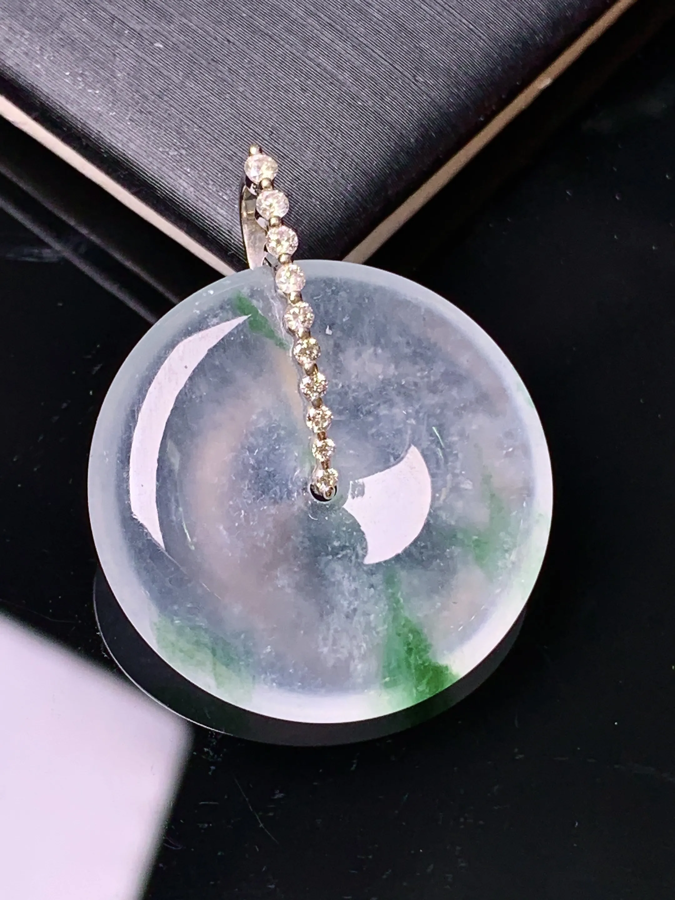 18k金钻镶嵌冰种飘绿平安扣吊坠 玉质细腻 色泽清新艳丽 整体尺寸30*24*4.8