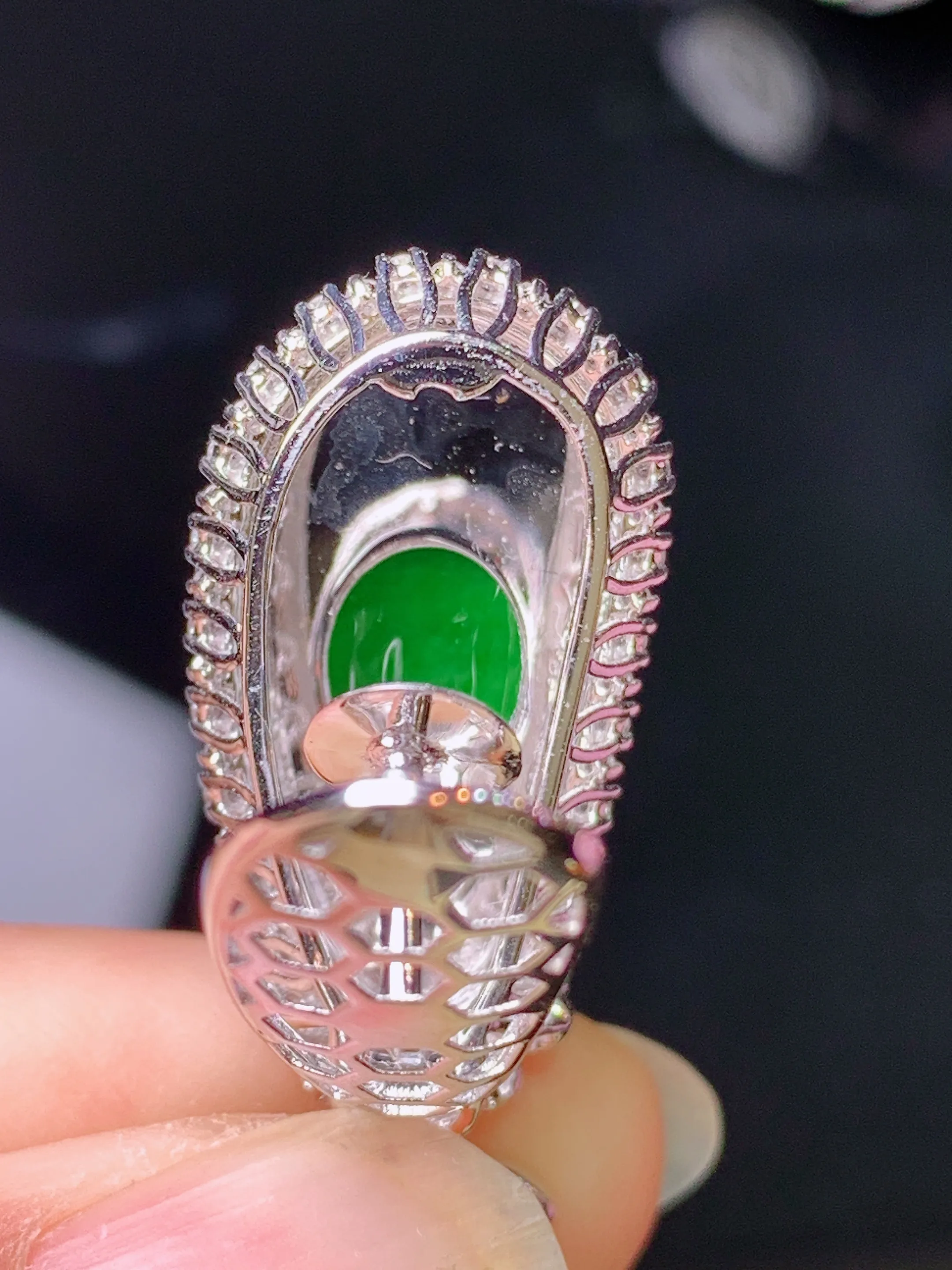 18k金钻镶嵌满绿四季豆吊坠 玉质细腻 色泽清新艳丽 整体尺寸34.3*13.2*10