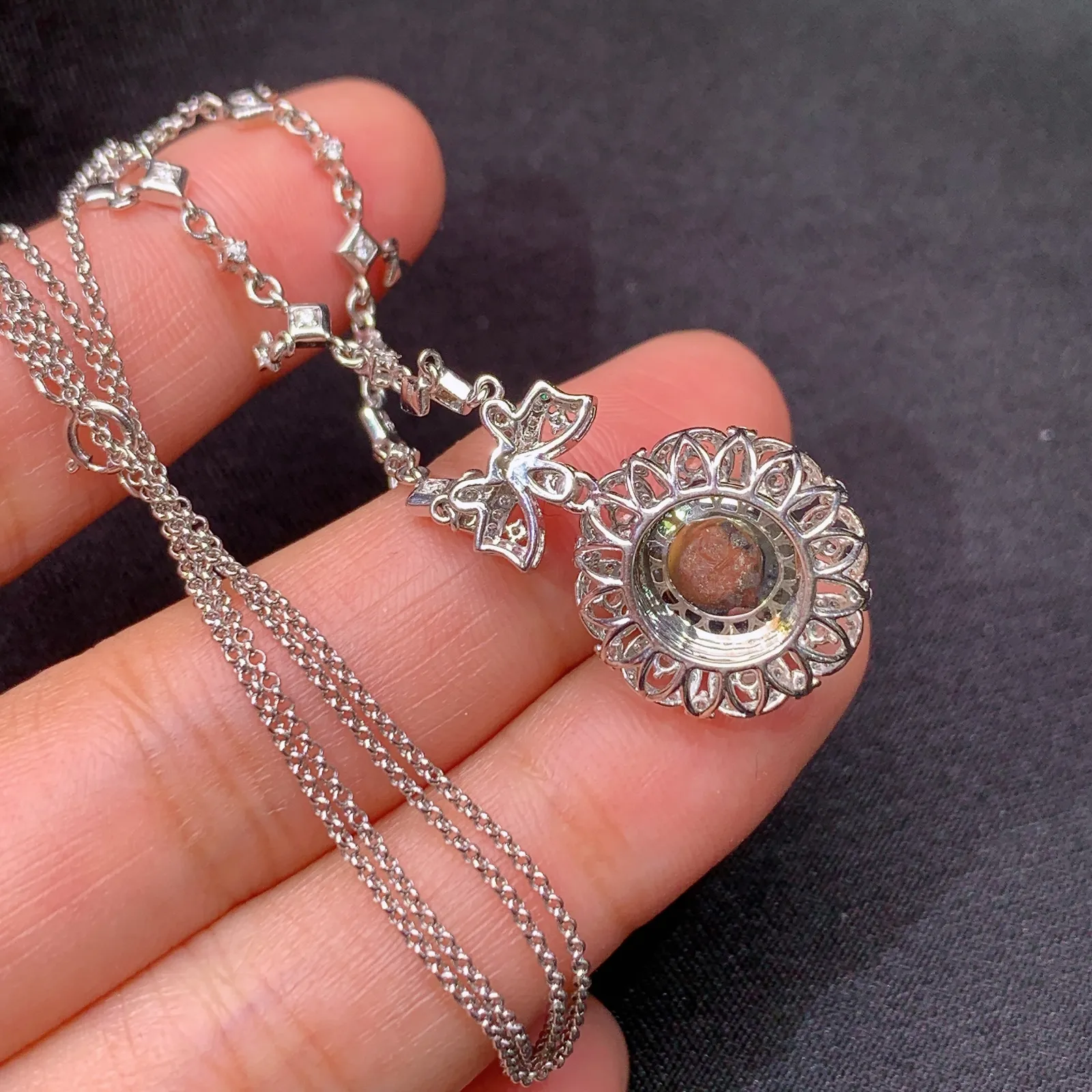 冰阳绿蛋面锁骨链，18k金镶嵌，款式精美，冰润色阳，种水足 裸石9.8*9.1*5