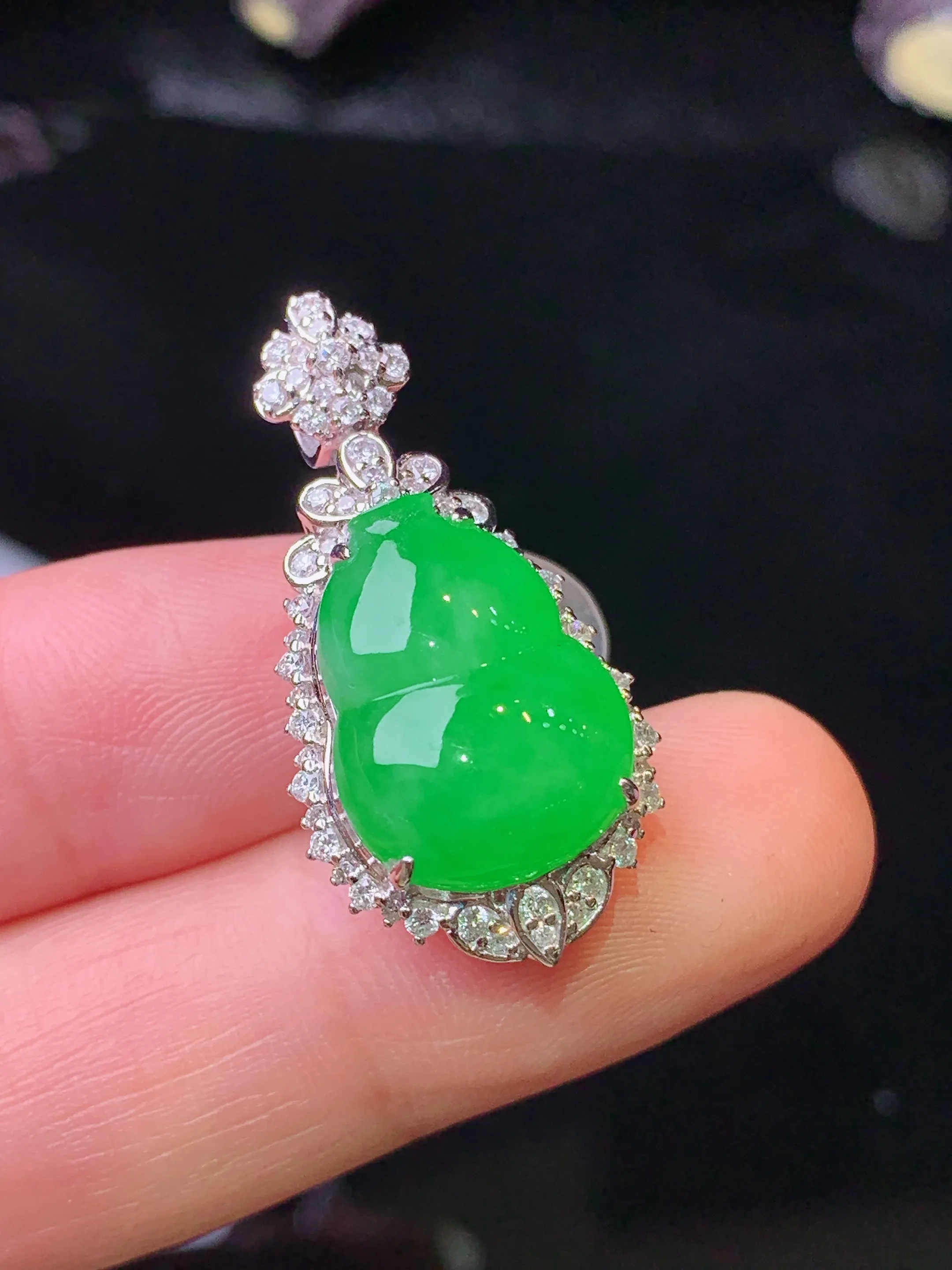 18k金钻镶嵌翠绿葫芦吊坠 玉质细腻 色泽清新艳丽 整体尺寸29.8*15.2*11.7