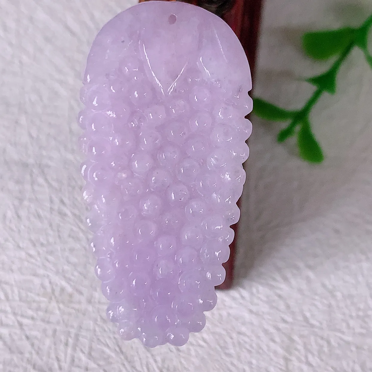 自然光实拍，多子多福葡萄紫罗兰翡翠吊坠，种老水足，雕工精湛 ，寓意美好，佩戴时尚出众！#57.17