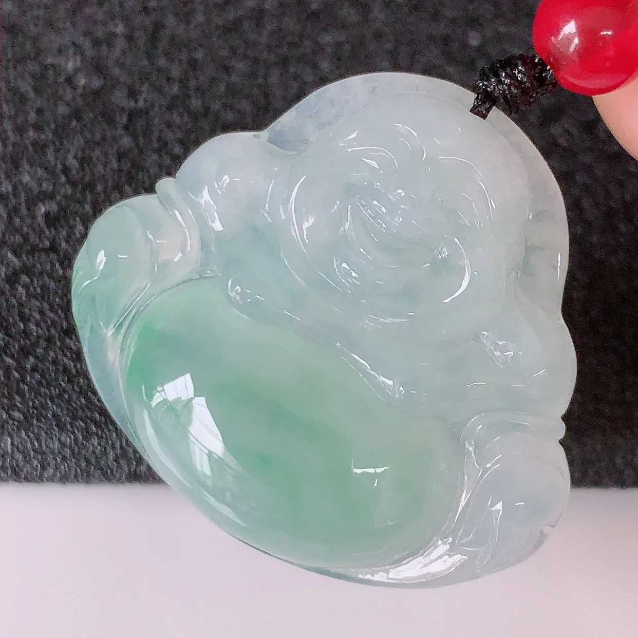 自然光实拍，冰种飘花翡翠佛公，水灵起胶，翠色迷人，佛公在心中，一生平安，饱满圆润，开怀大笑佛公，配戴灵气十足！#46.17