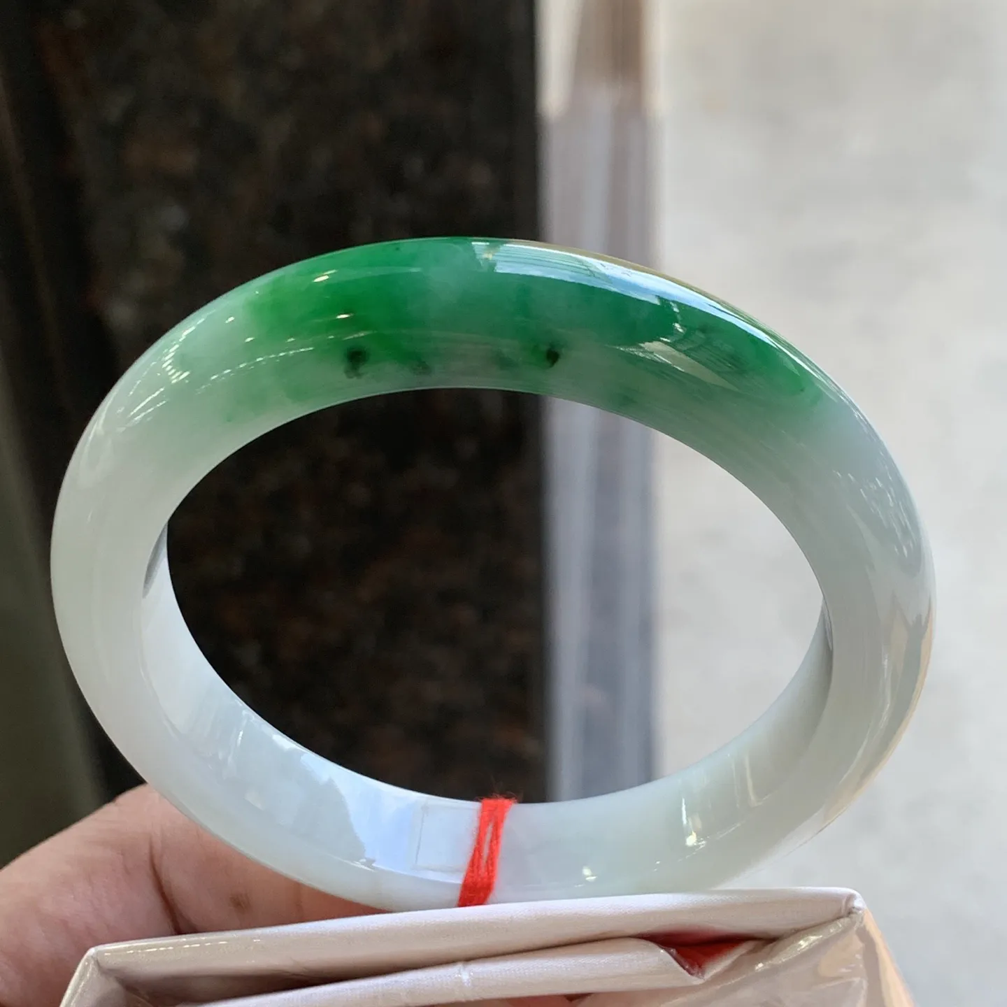 正圈冰糯翠绿 无瑕 尺寸:61.1/12.3/8.3 色好 大圈口