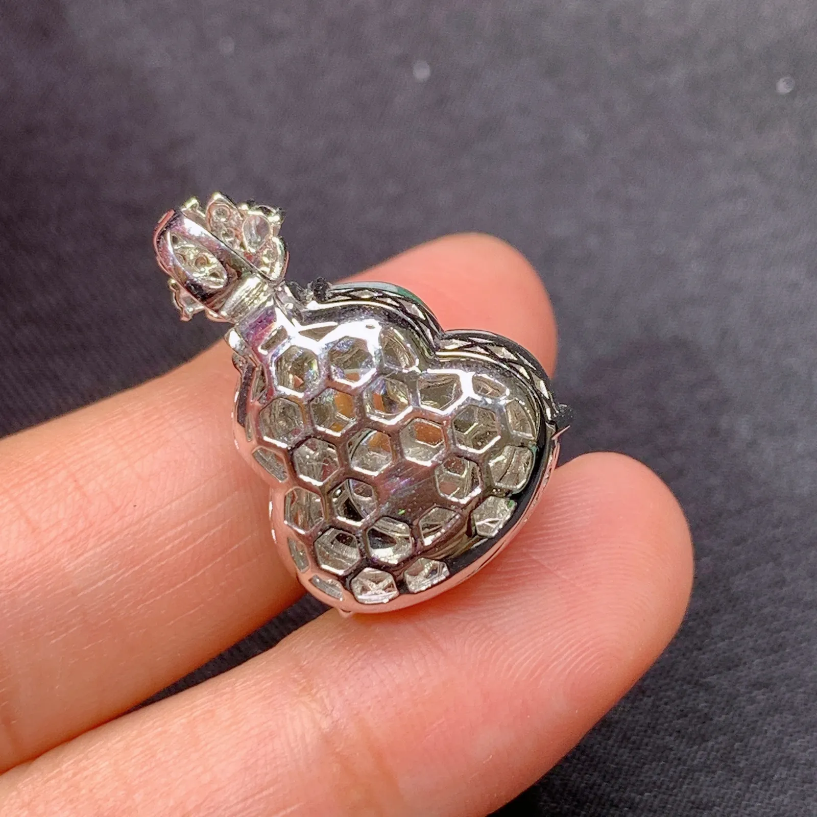 浅阳绿葫芦吊坠，18k金镶嵌，色泽鲜阳，冰润细腻，种水足，Xj 尺寸23.4*16.1*12.7