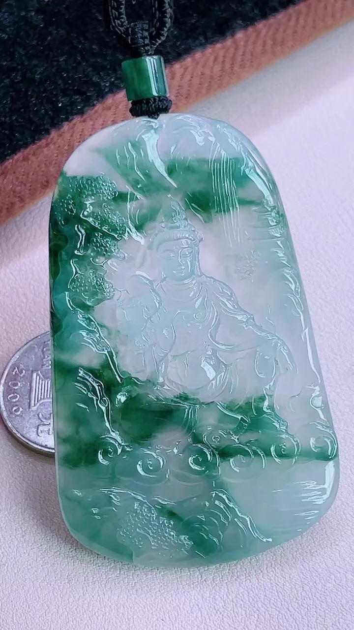 【翡翠名称】老坑种冰飘花山水观音挂件
【翡翠尺寸】67.7/42.4/5mm
【翡翠描述】缅甸天然翡翠A货，种老水足，玉质细腻，色泽靓丽，性价比高，佩戴效果好！