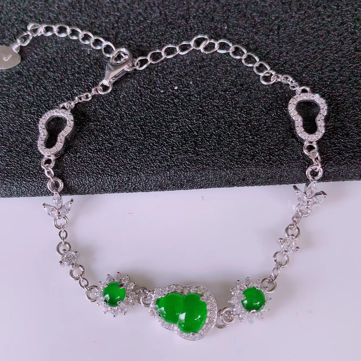 冰透满绿翡翠925银镶嵌葫芦手链，自然光实拍，翠色灵动，颜色漂亮，种老水足，品相佳，佩戴佳品！#97