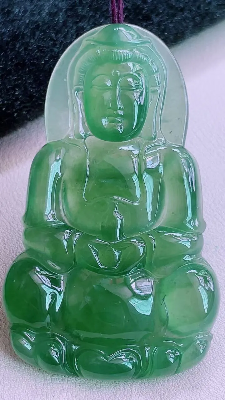 【翡翠名称】老坑种高冰晴绿大观音吊坠挂件
【翡翠尺寸】66.9/40.2/5.8mm
【翡翠描述】缅甸天然翡翠A货，种老水足，玉质细腻，色泽靓丽，性价比高，佩戴效果好！