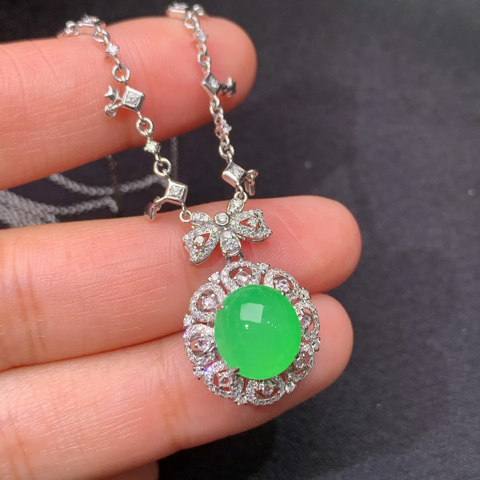 冰阳绿蛋面锁骨链，18k金镶嵌，款式精美，冰润色阳，种水足 裸石9.8*9.1*5